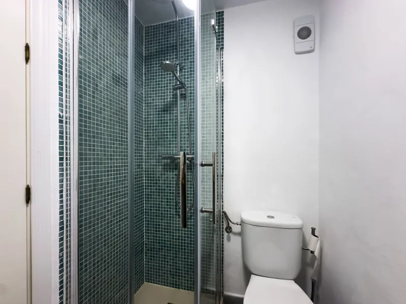 We present this modern 2-bedroom apartment with sea views.