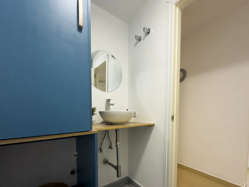 We present this modern 2-bedroom apartment with sea views.