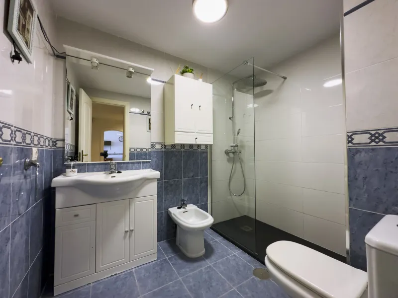 We present this modern 2-bedroom apartment with sea views.
