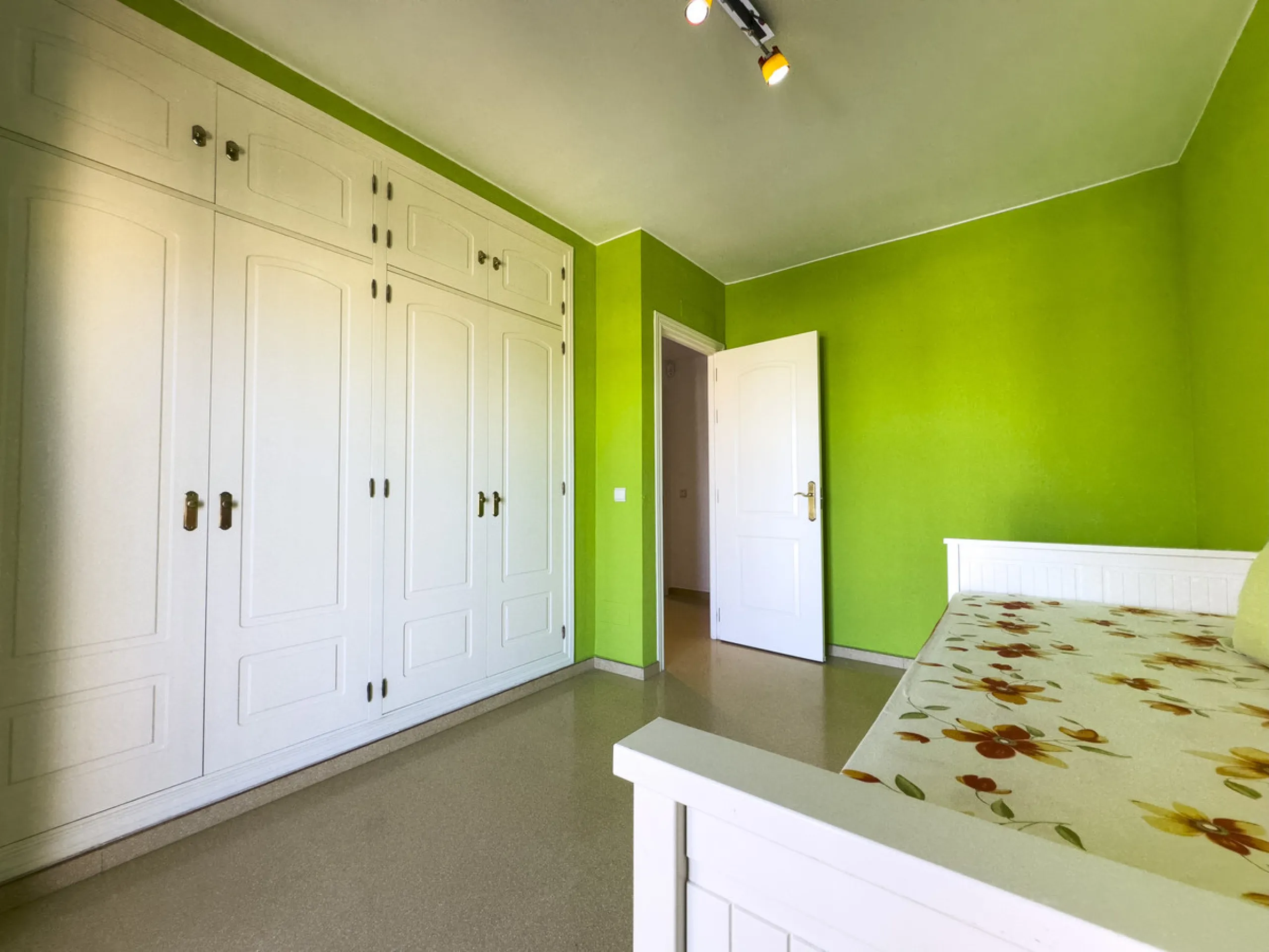 We present this modern 2-bedroom apartment with sea views.