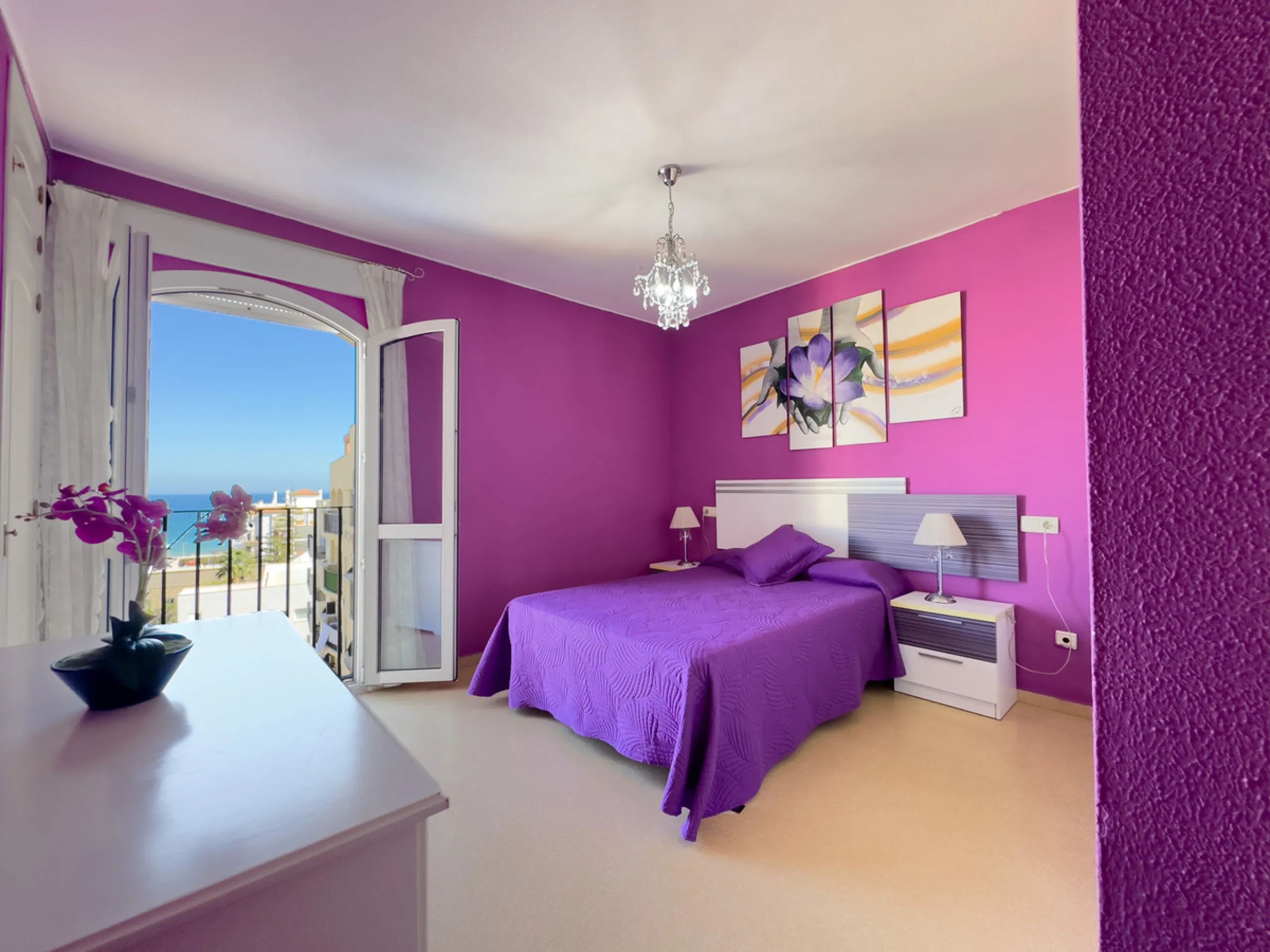 We present this modern 2-bedroom apartment with sea views.