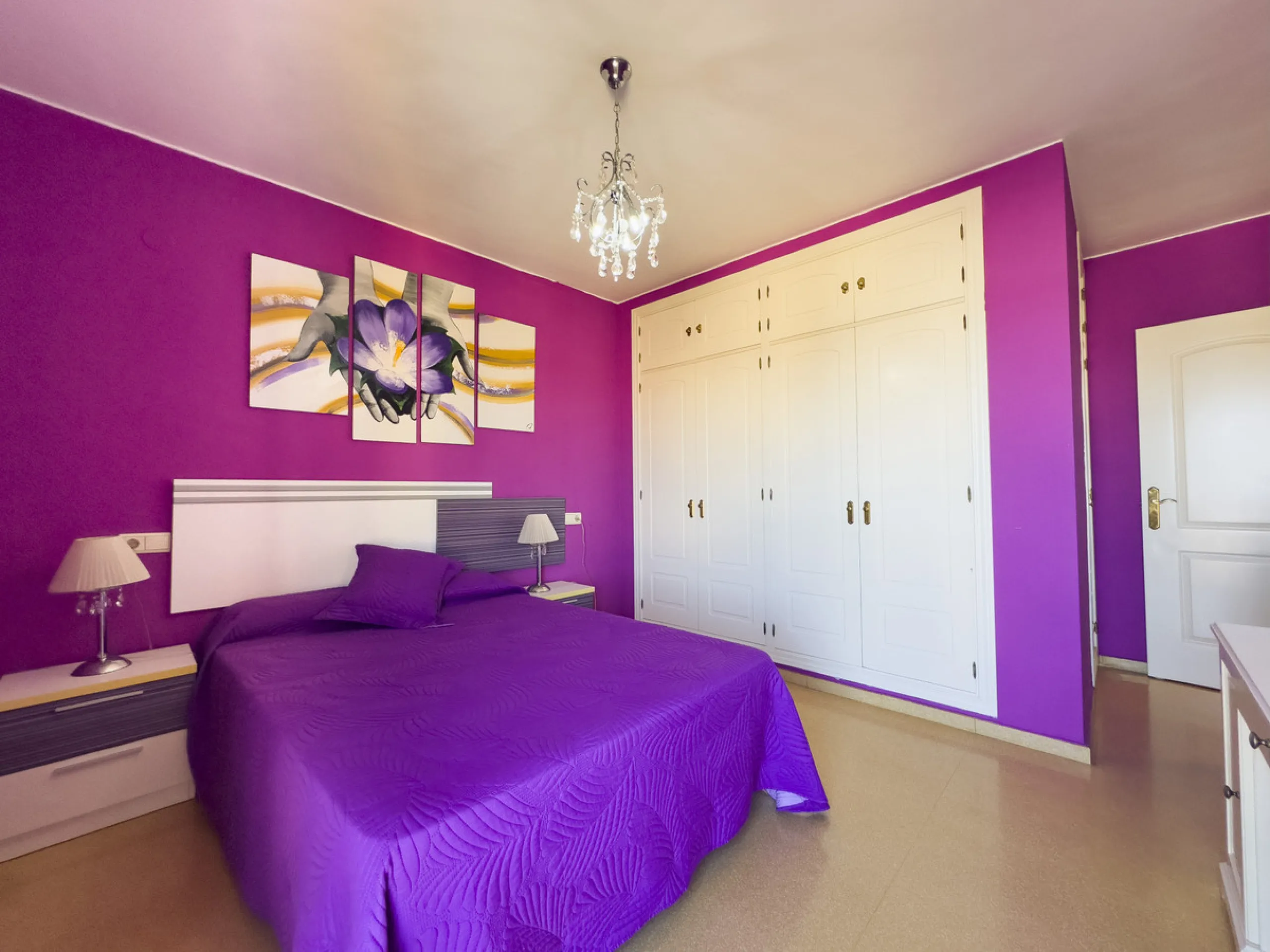 We present this modern 2-bedroom apartment with sea views.