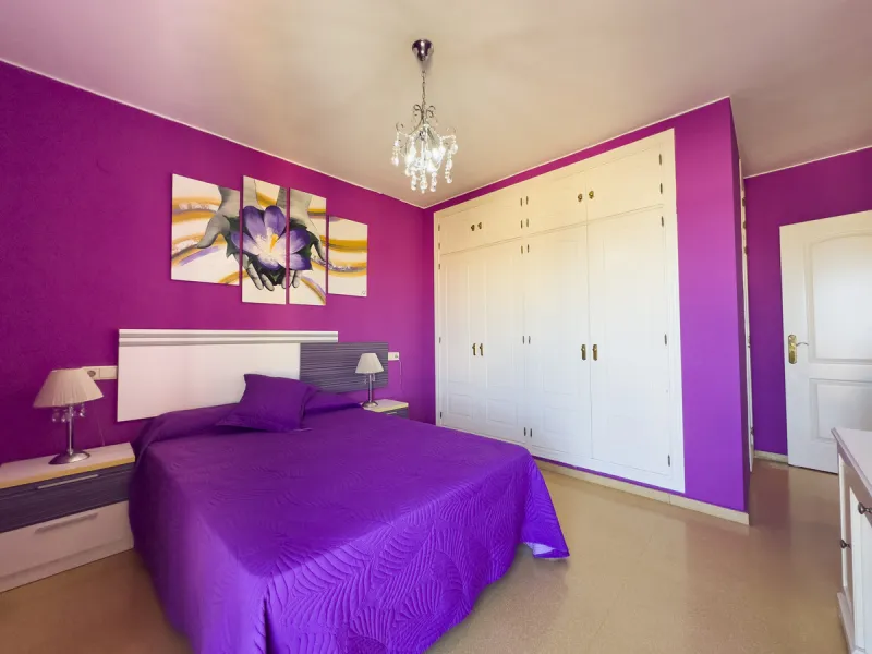 We present this modern 2-bedroom apartment with sea views.