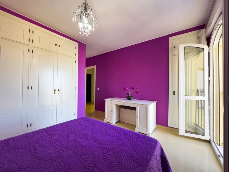 We present this modern 2-bedroom apartment with sea views.