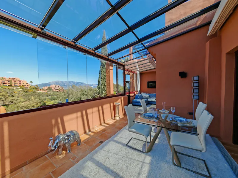 Apartment - Duplex в продаже в Marbella, Málaga. В доме 3 спален и 3 ванных комнат. Площадь дома 270 м²