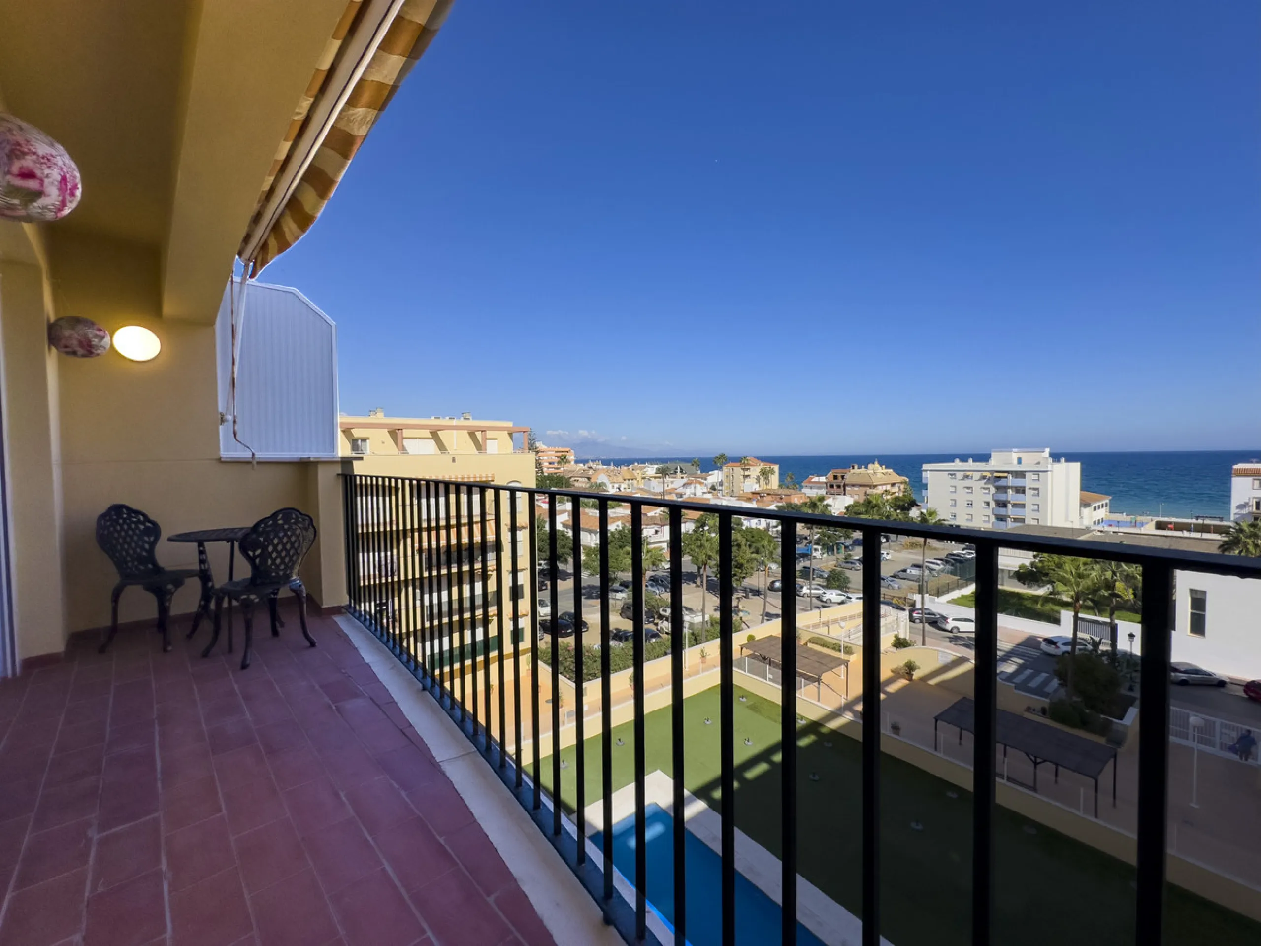 We present this modern 2-bedroom apartment with sea views.