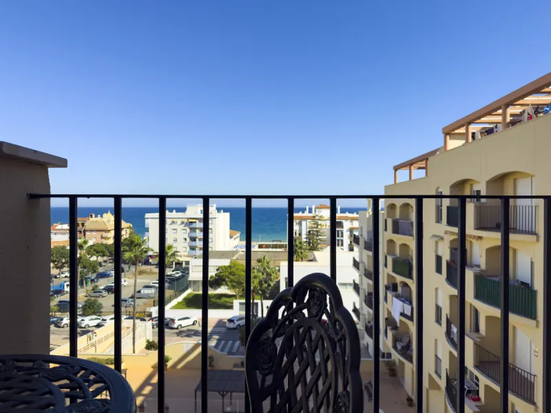 We present this modern 2-bedroom apartment with sea views.