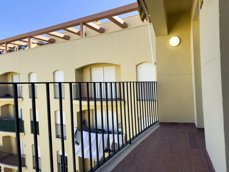 We present this modern 2-bedroom apartment with sea views.