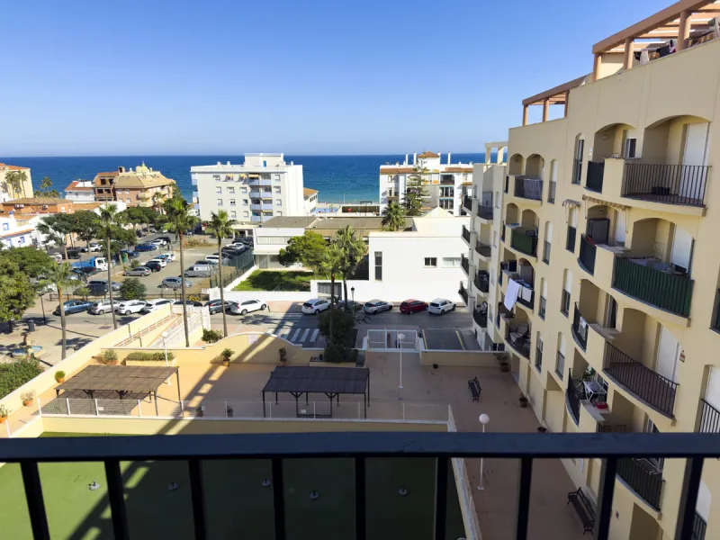 We present this modern 2-bedroom apartment with sea views.