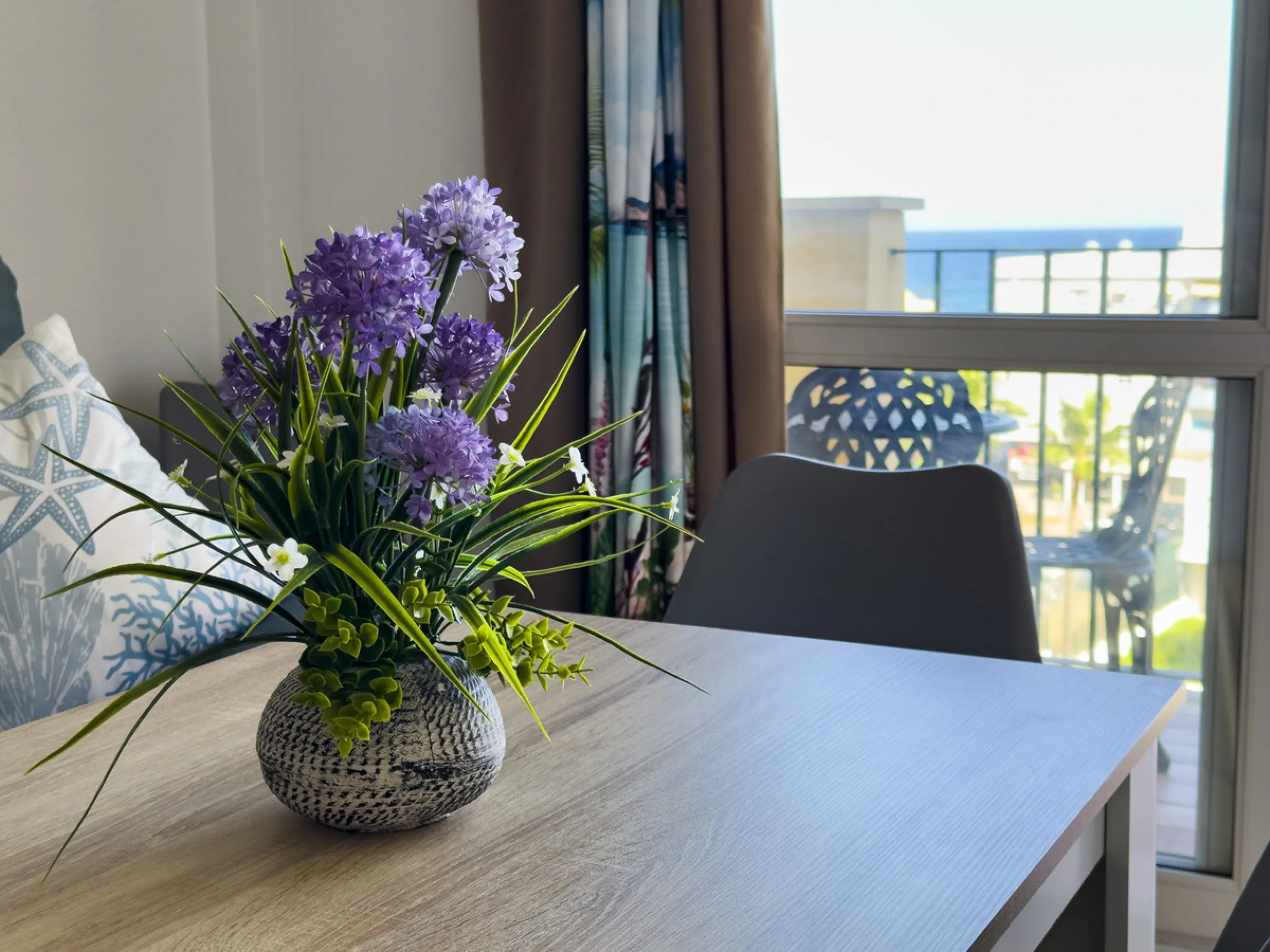 We present this modern 2-bedroom apartment with sea views.