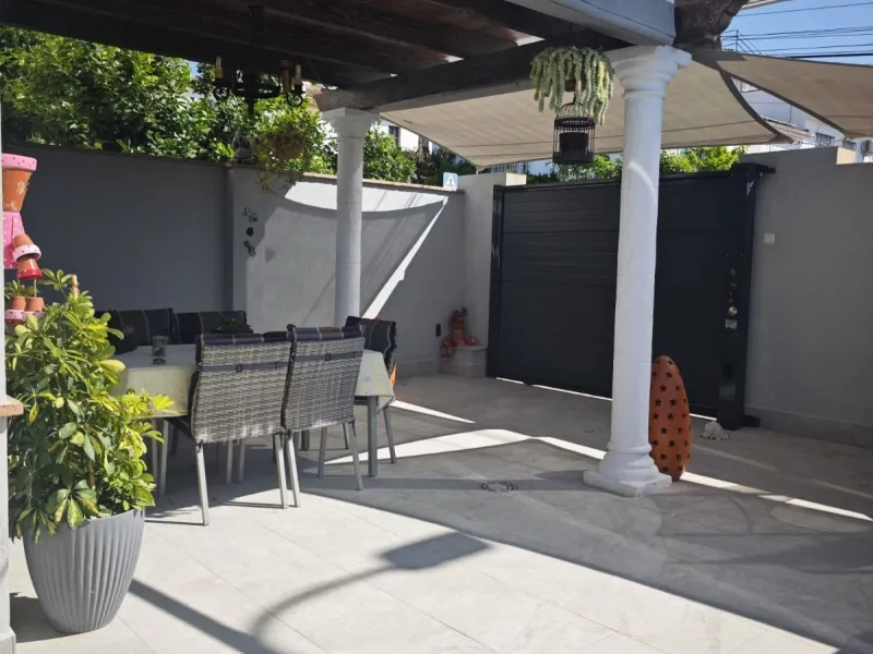 **Renovated Semi-Detached House for Sale - Ideal for Families**