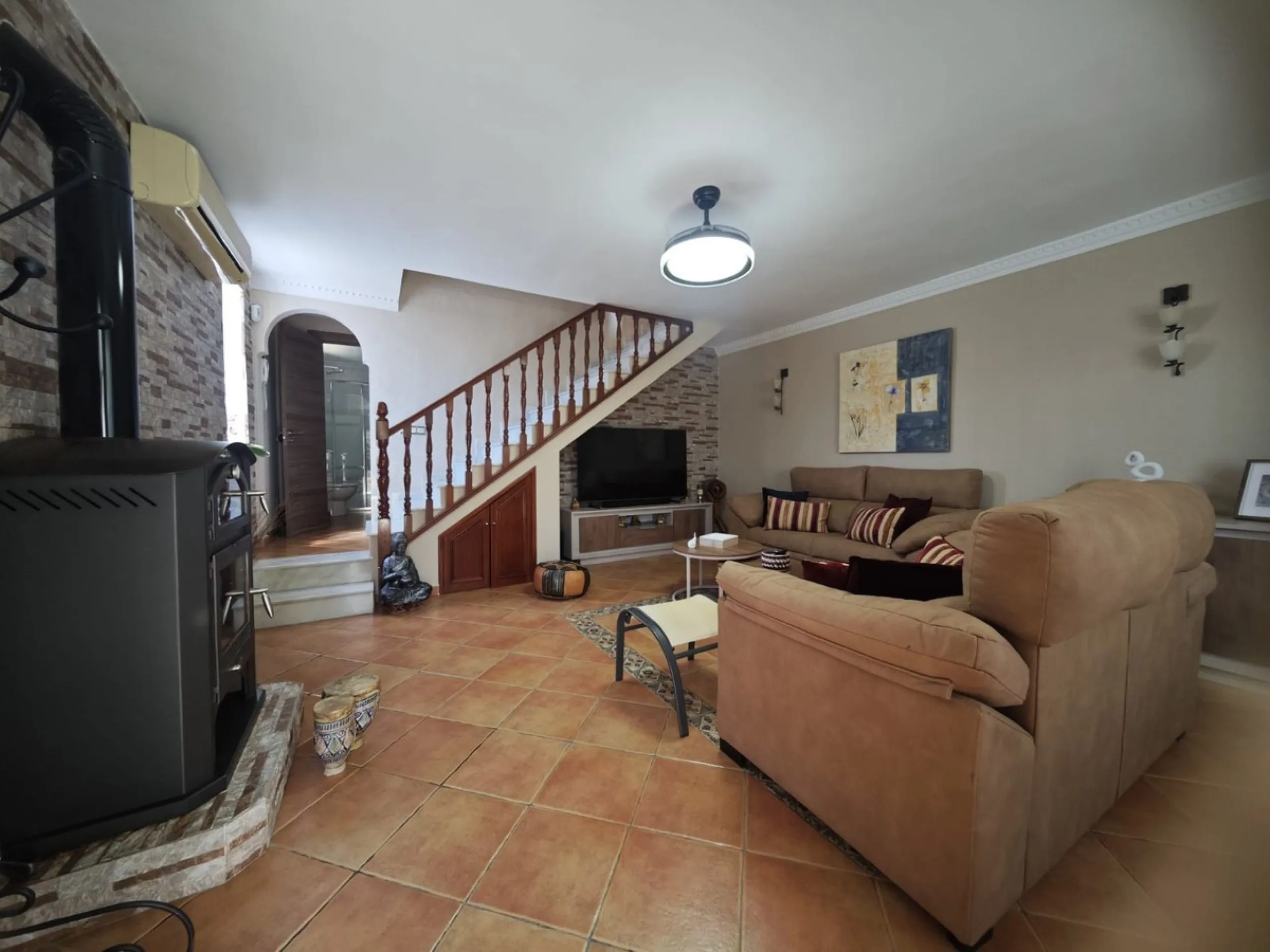 **Renovated Semi-Detached House for Sale - Ideal for Families**