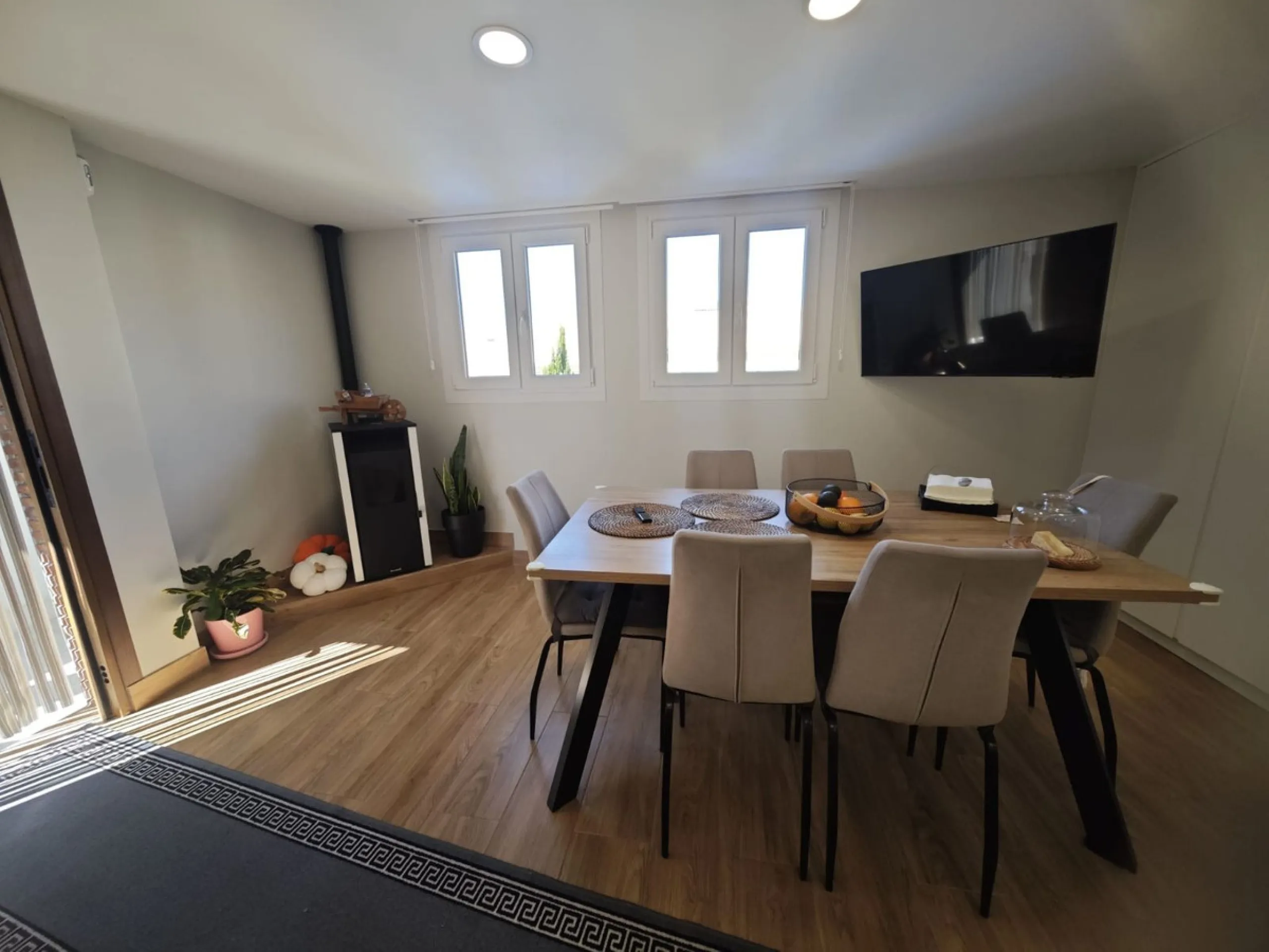 **Renovated Semi-Detached House for Sale - Ideal for Families**