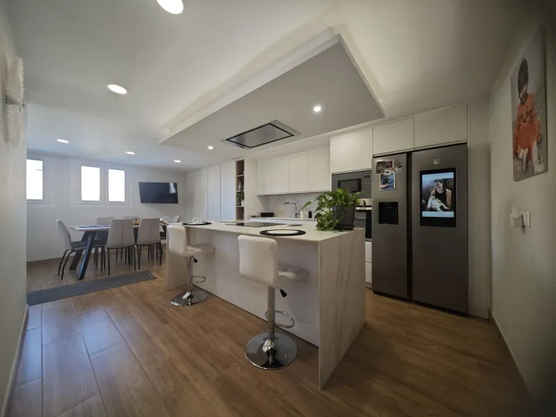 **Renovated Semi-Detached House for Sale - Ideal for Families**