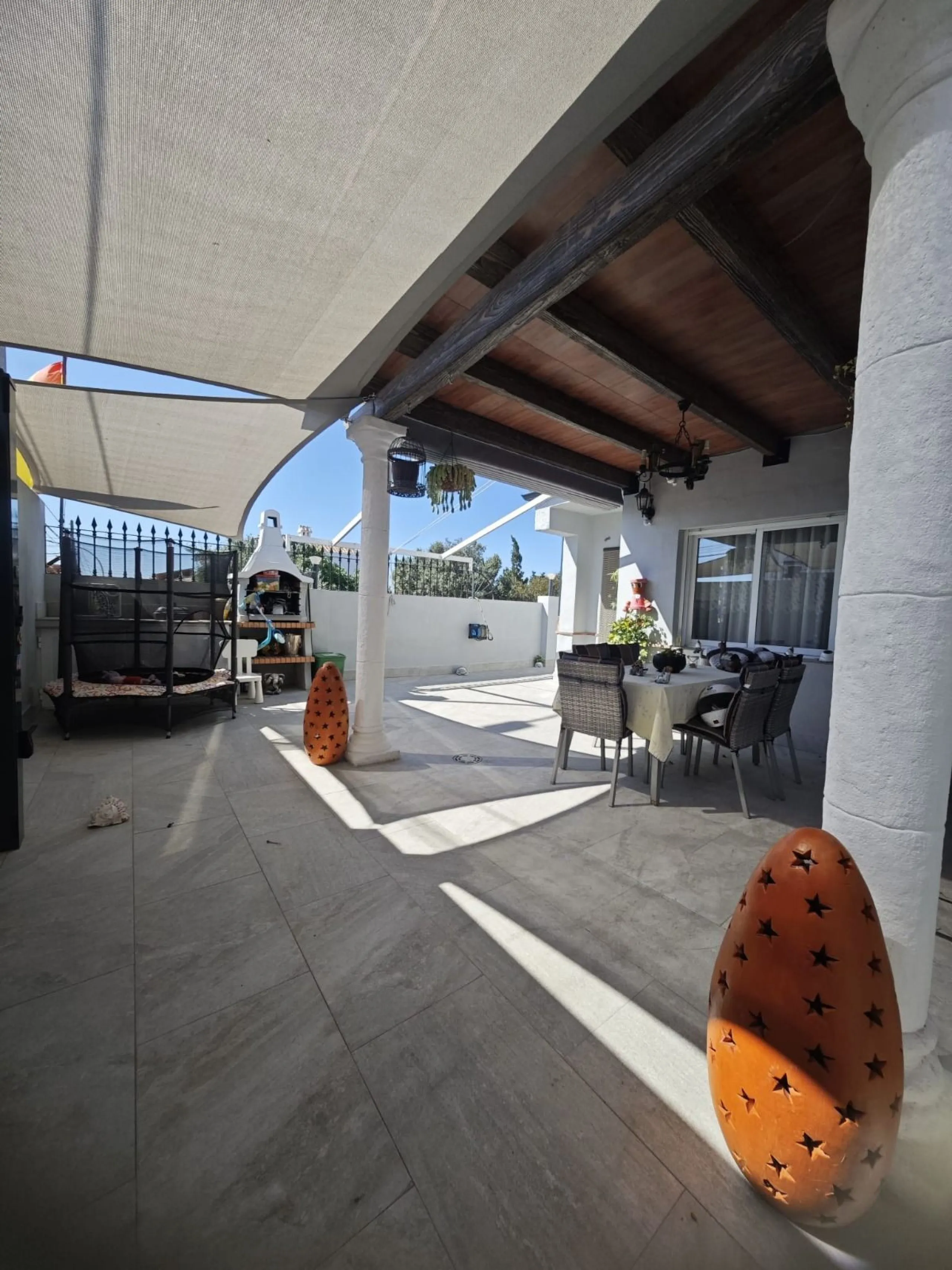 **Renovated Semi-Detached House for Sale - Ideal for Families**