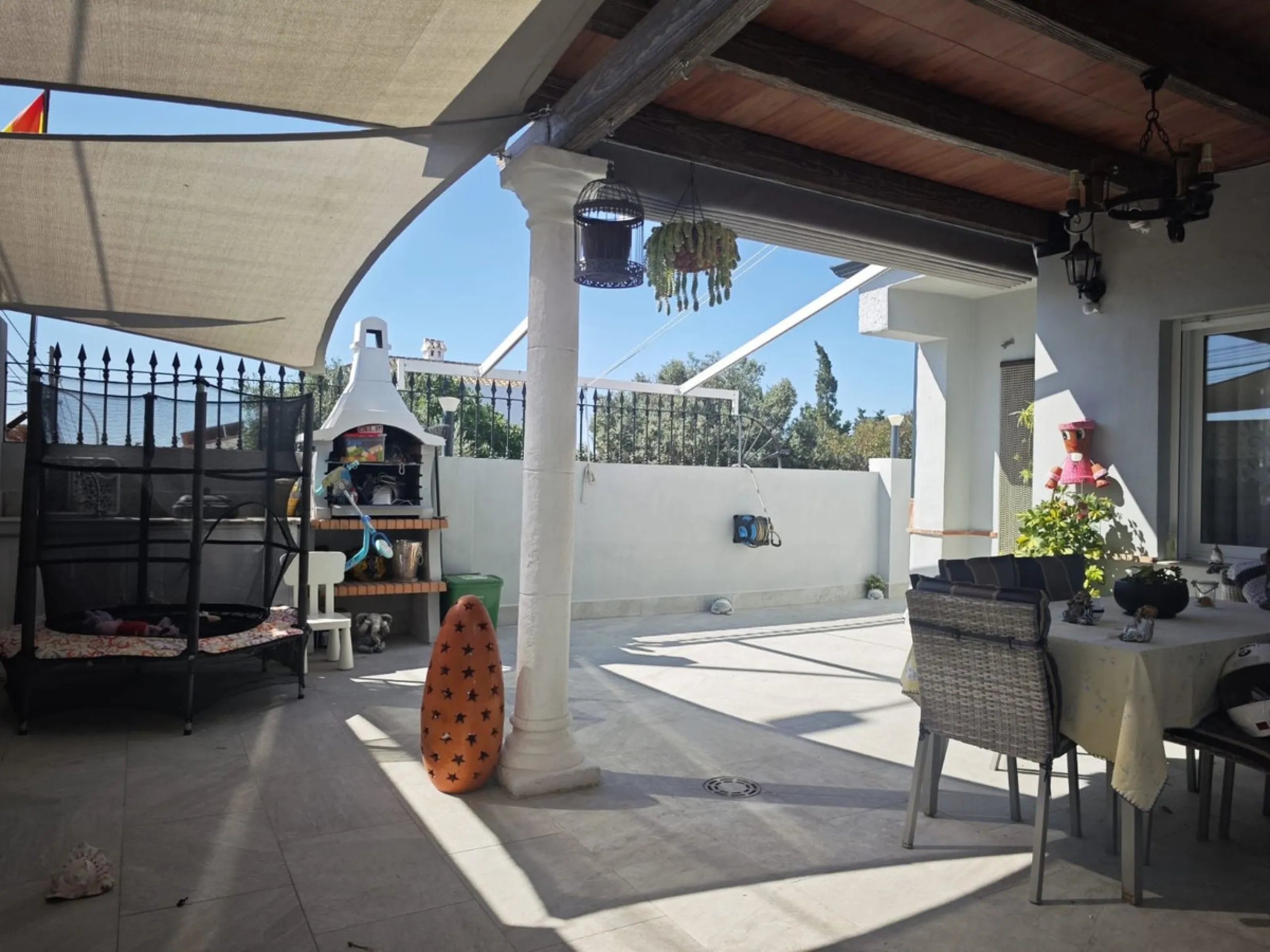 **Renovated Semi-Detached House for Sale - Ideal for Families**