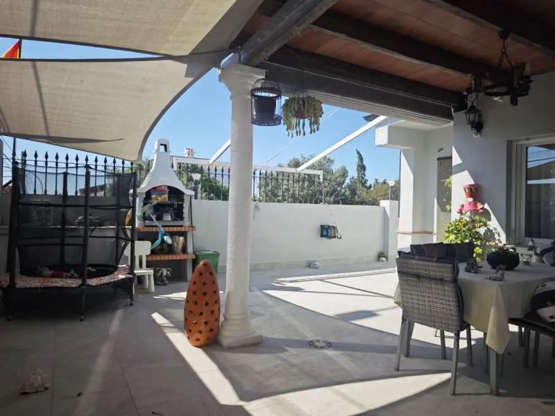 **Renovated Semi-Detached House for Sale - Ideal for Families**