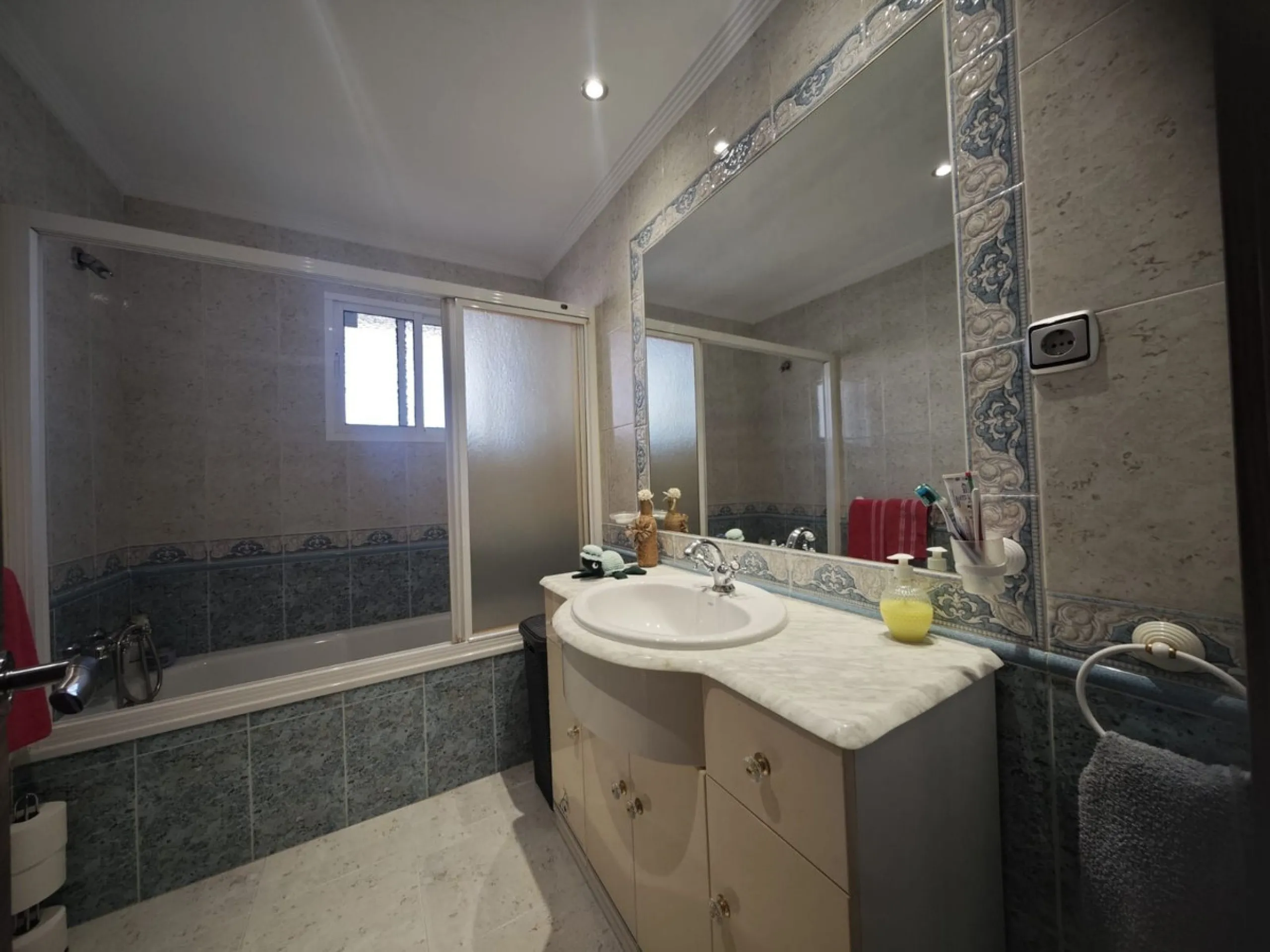 **Renovated Semi-Detached House for Sale - Ideal for Families**