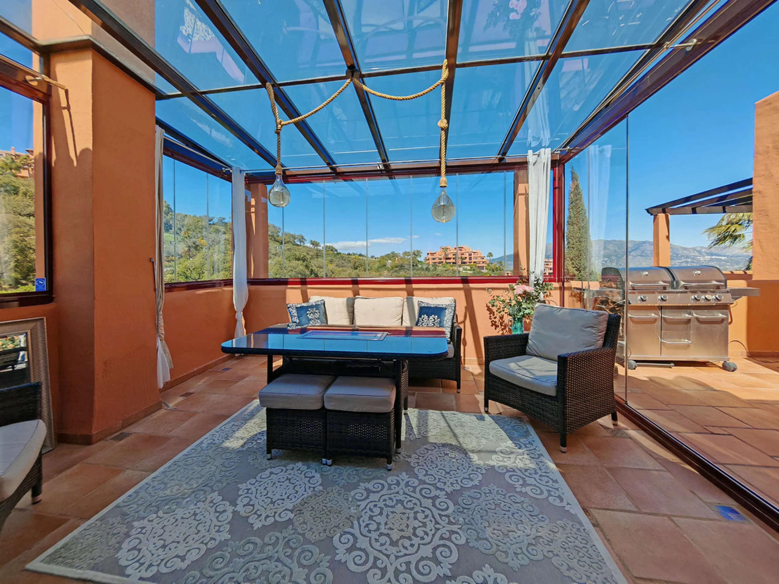Apartment - Duplex в продаже в Marbella, Málaga. В доме 3 спален и 3 ванных комнат. Площадь дома 270 м²