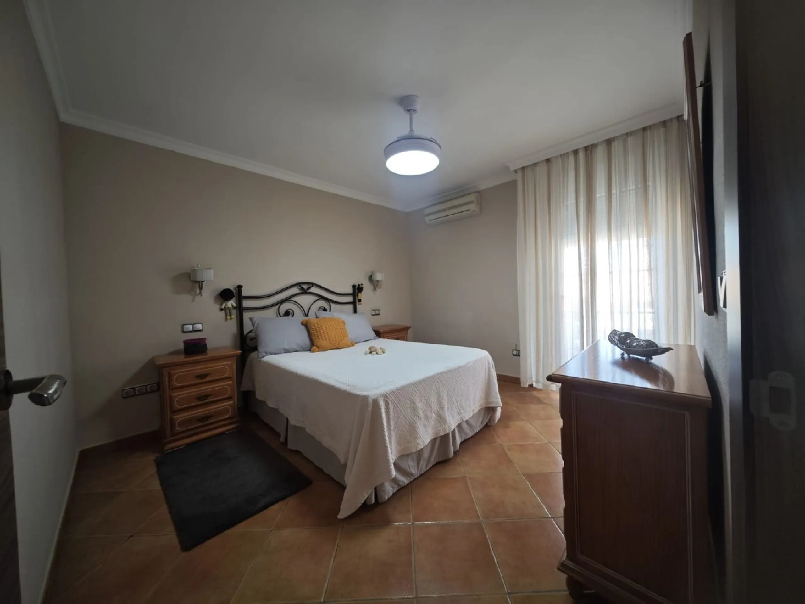 **Renovated Semi-Detached House for Sale - Ideal for Families**