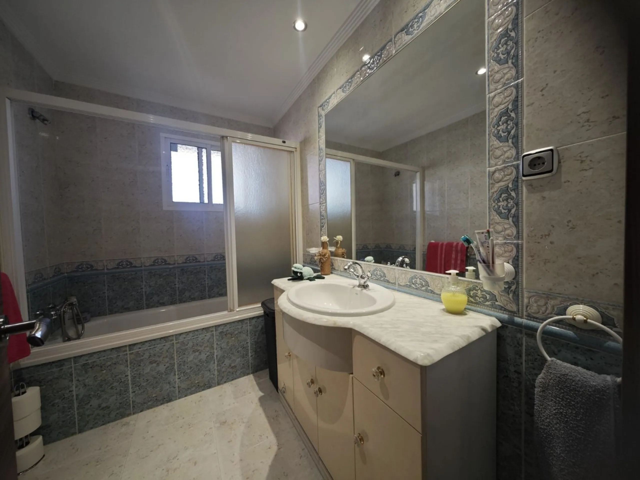 **Renovated Semi-Detached House for Sale - Ideal for Families**