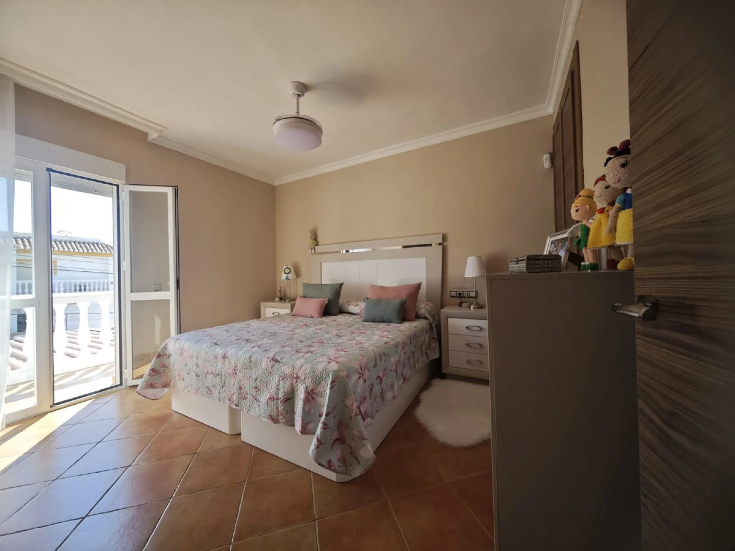 **Renovated Semi-Detached House for Sale - Ideal for Families**