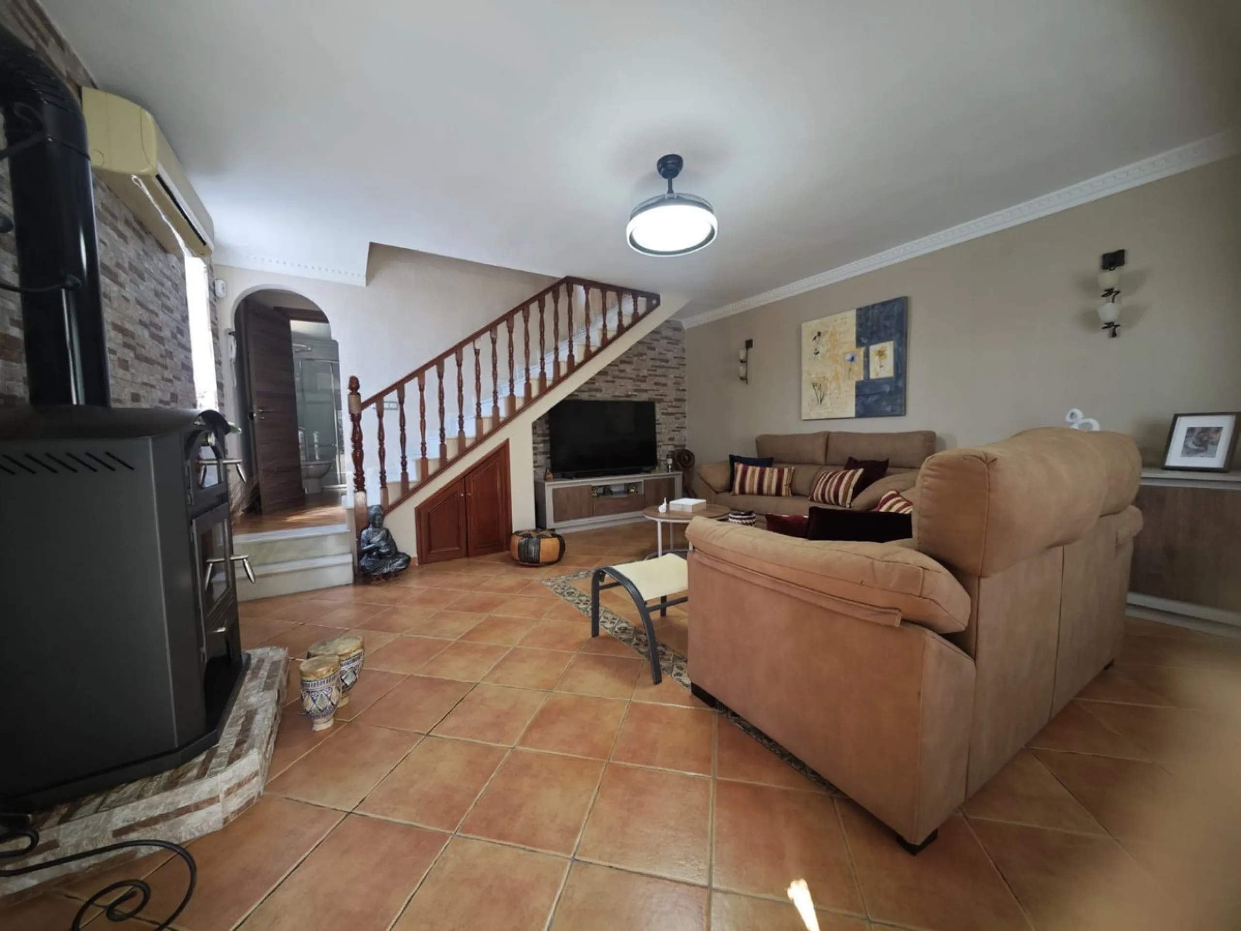 **Renovated Semi-Detached House for Sale - Ideal for Families**
