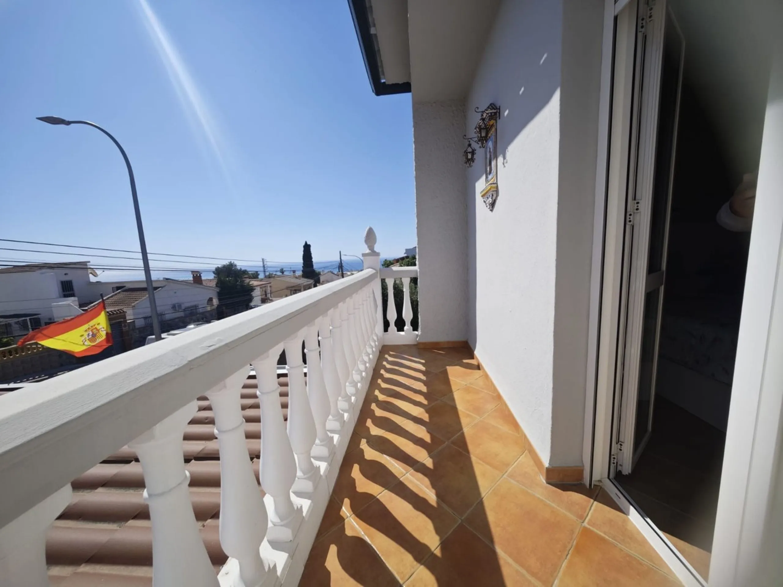 **Renovated Semi-Detached House for Sale - Ideal for Families**