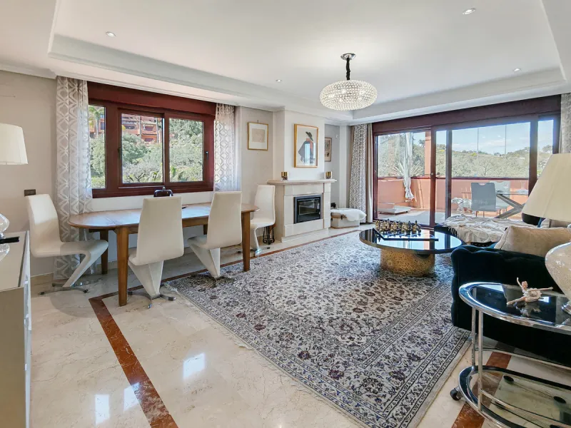 Apartment - Duplex в продаже в Marbella, Málaga. В доме 3 спален и 3 ванных комнат. Площадь дома 270 м²