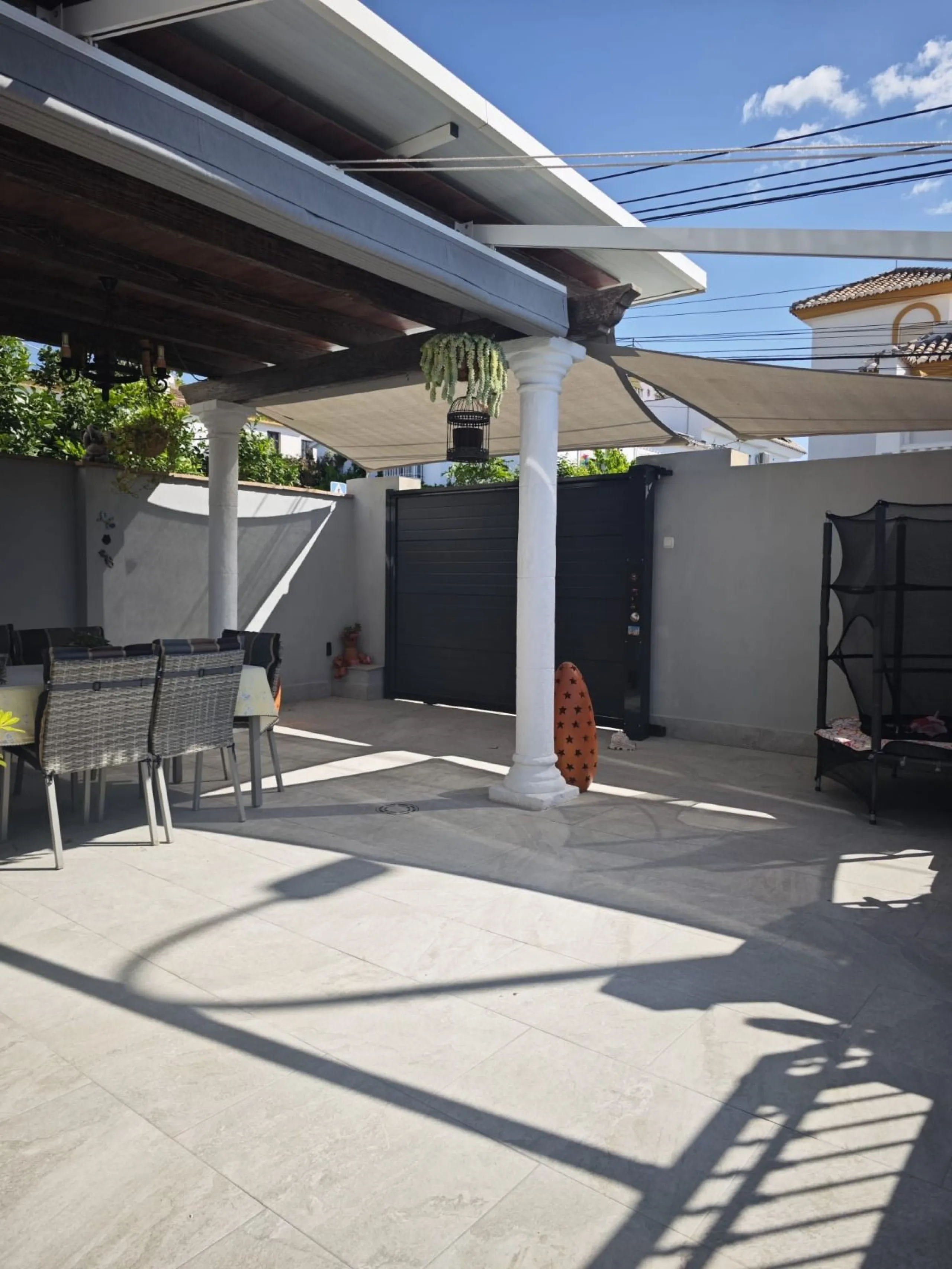 **Renovated Semi-Detached House for Sale - Ideal for Families**