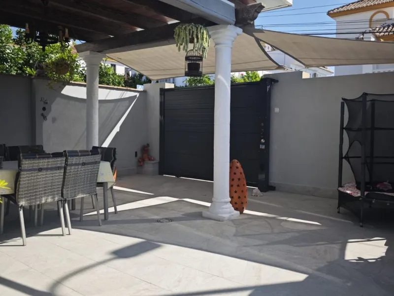 **Renovated Semi-Detached House for Sale - Ideal for Families**