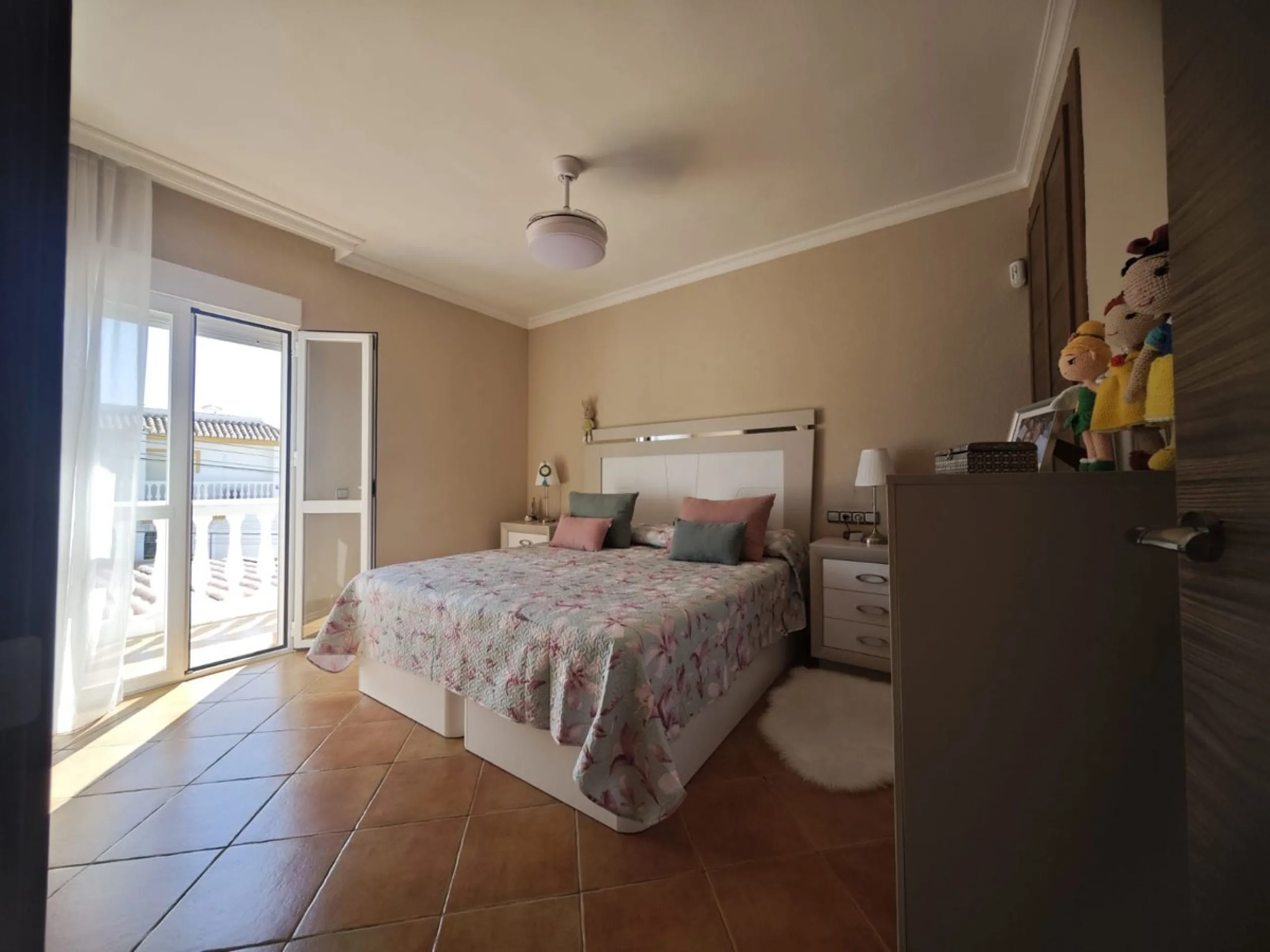 **Renovated Semi-Detached House for Sale - Ideal for Families**