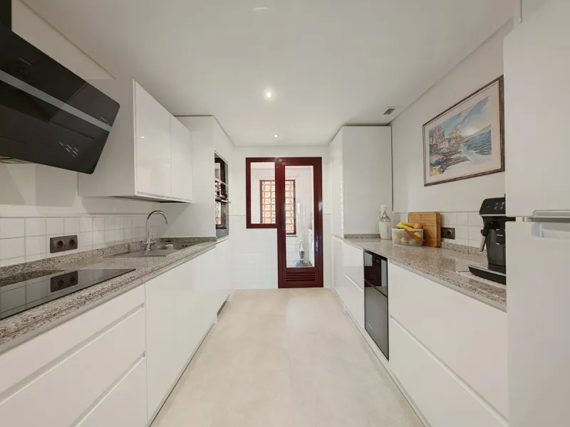 Apartment - Duplex в продаже в Marbella, Málaga. В доме 3 спален и 3 ванных комнат. Площадь дома 270 м²