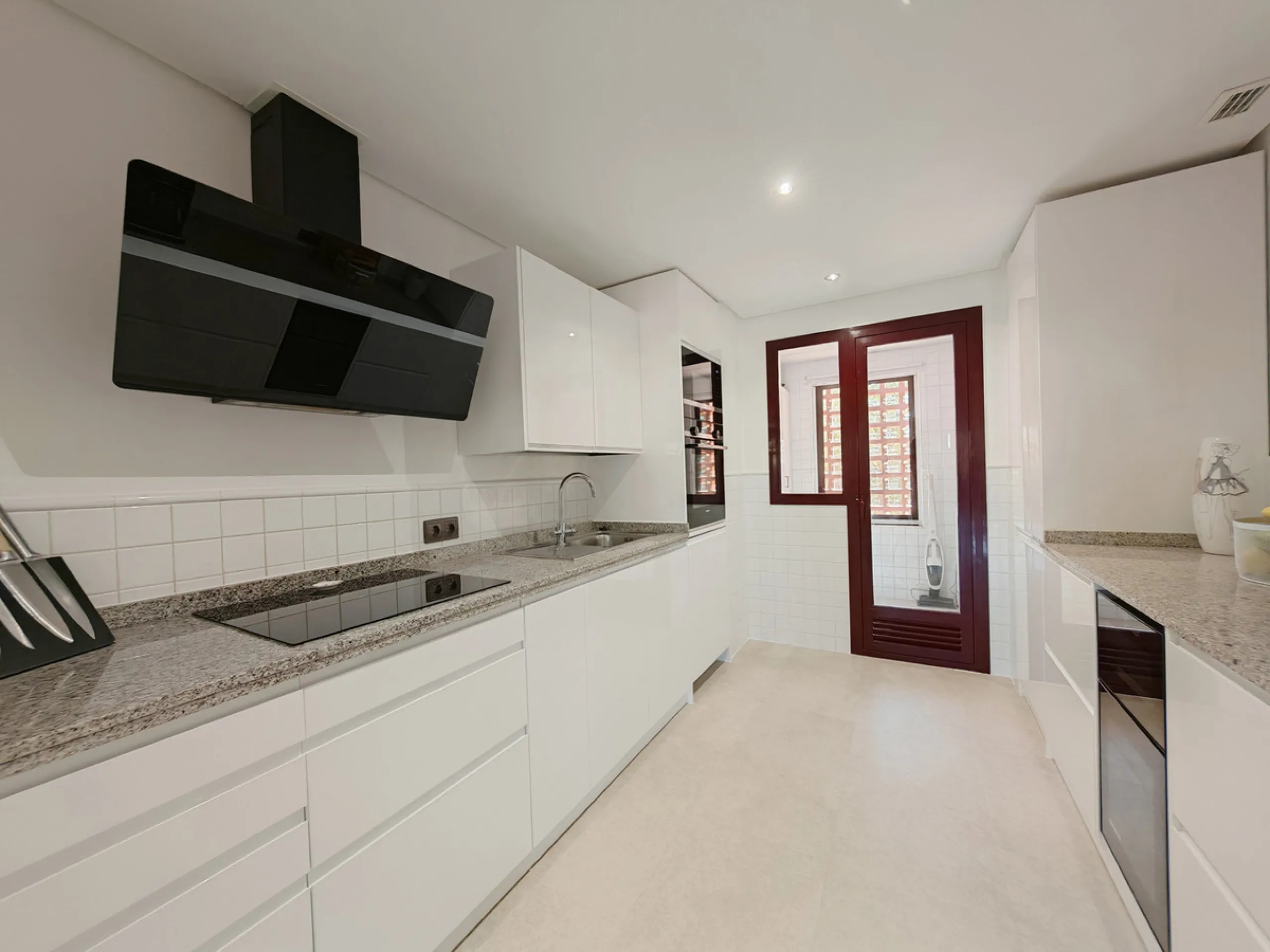 Apartment - Duplex в продаже в Marbella, Málaga. В доме 3 спален и 3 ванных комнат. Площадь дома 270 м²
