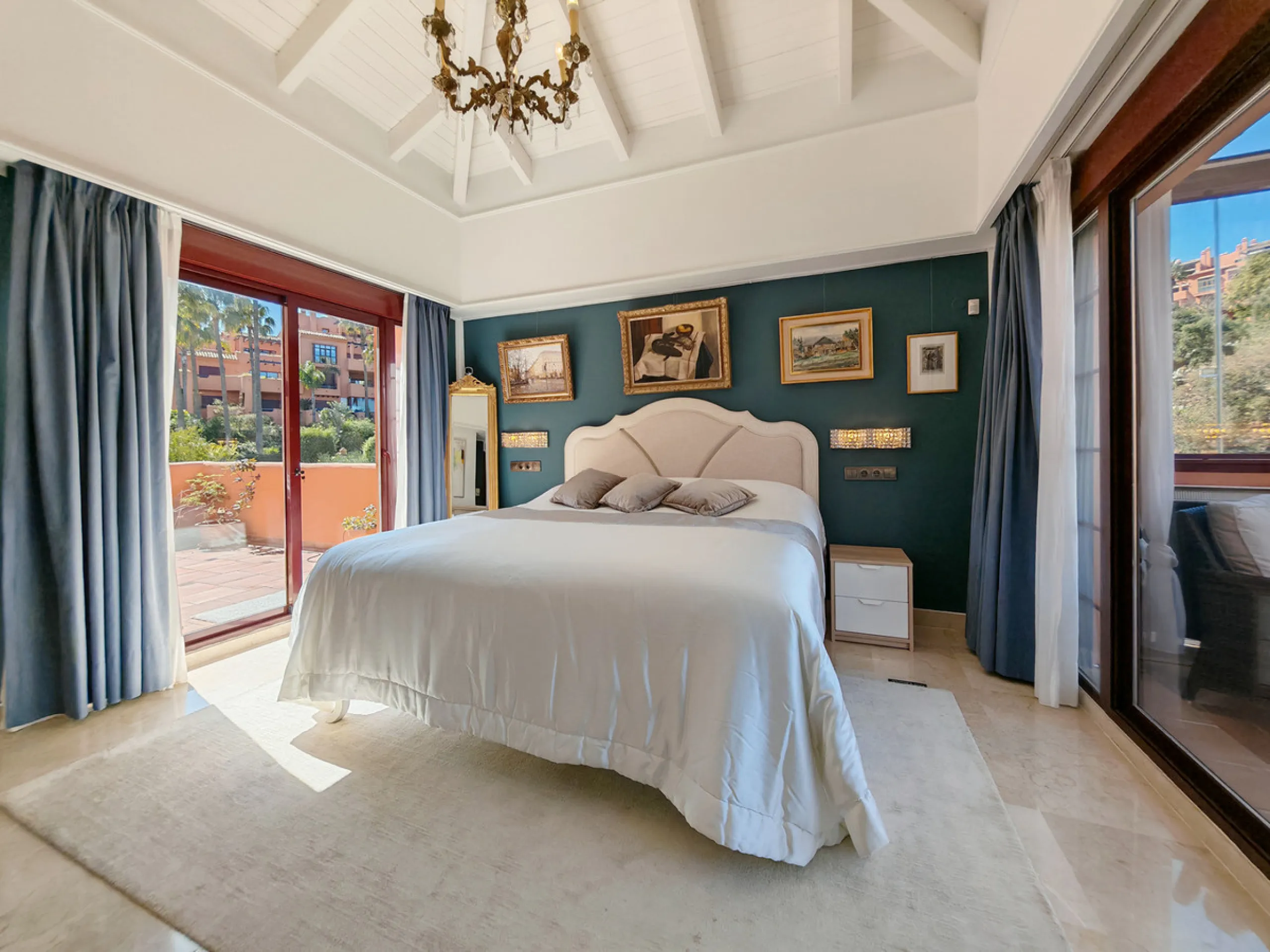 Apartment - Duplex в продаже в Marbella, Málaga. В доме 3 спален и 3 ванных комнат. Площадь дома 270 м²