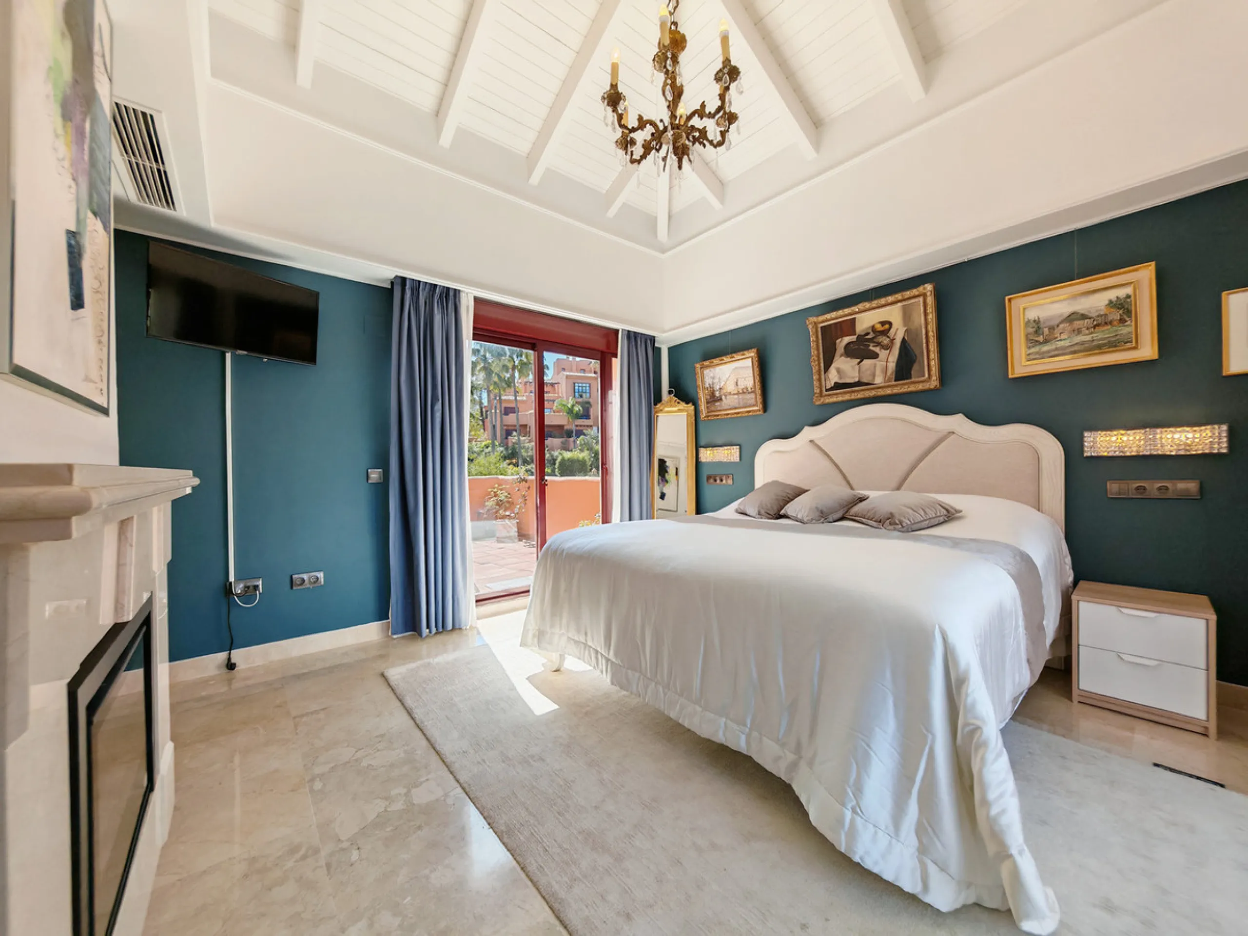 Apartment - Duplex в продаже в Marbella, Málaga. В доме 3 спален и 3 ванных комнат. Площадь дома 270 м²