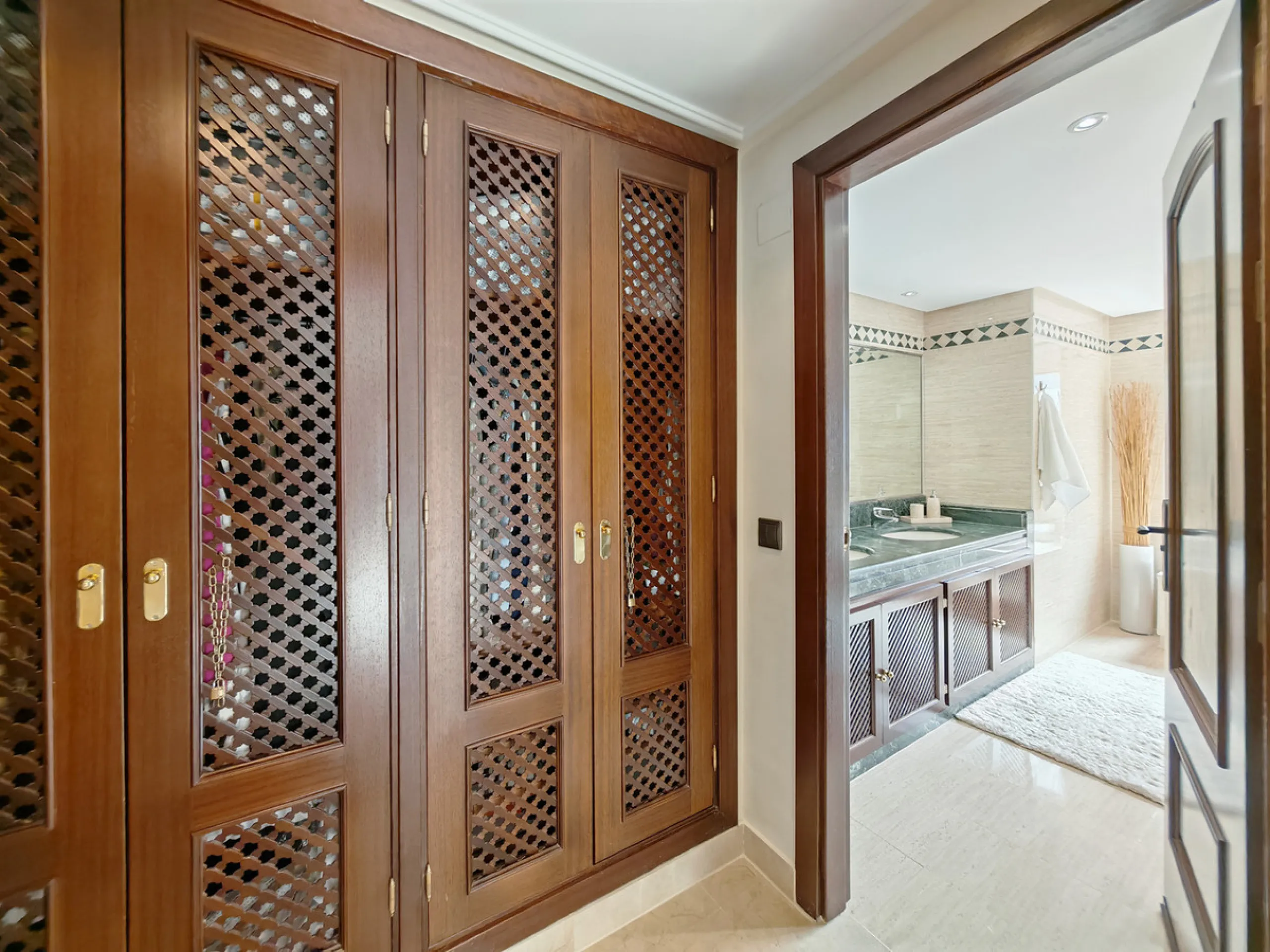 Apartment - Duplex в продаже в Marbella, Málaga. В доме 3 спален и 3 ванных комнат. Площадь дома 270 м²
