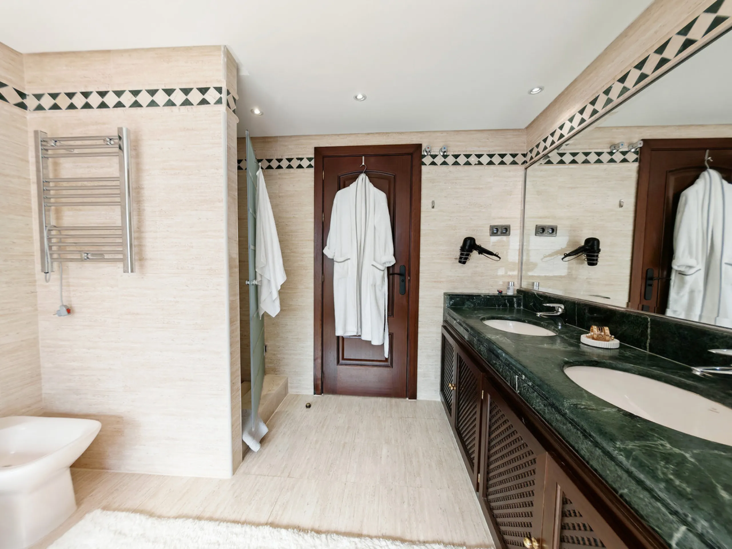 Apartment - Duplex в продаже в Marbella, Málaga. В доме 3 спален и 3 ванных комнат. Площадь дома 270 м²