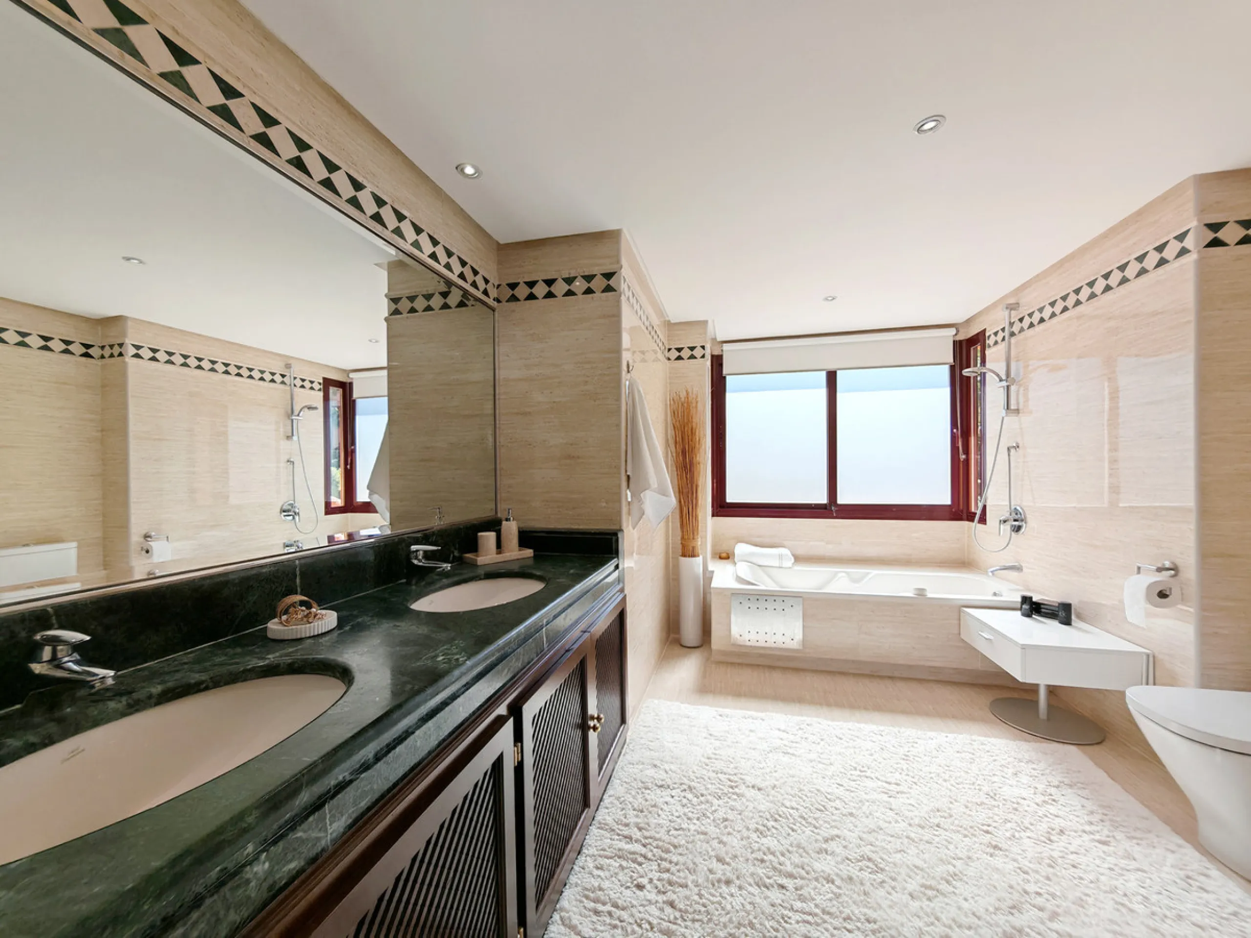 Apartment - Duplex в продаже в Marbella, Málaga. В доме 3 спален и 3 ванных комнат. Площадь дома 270 м²