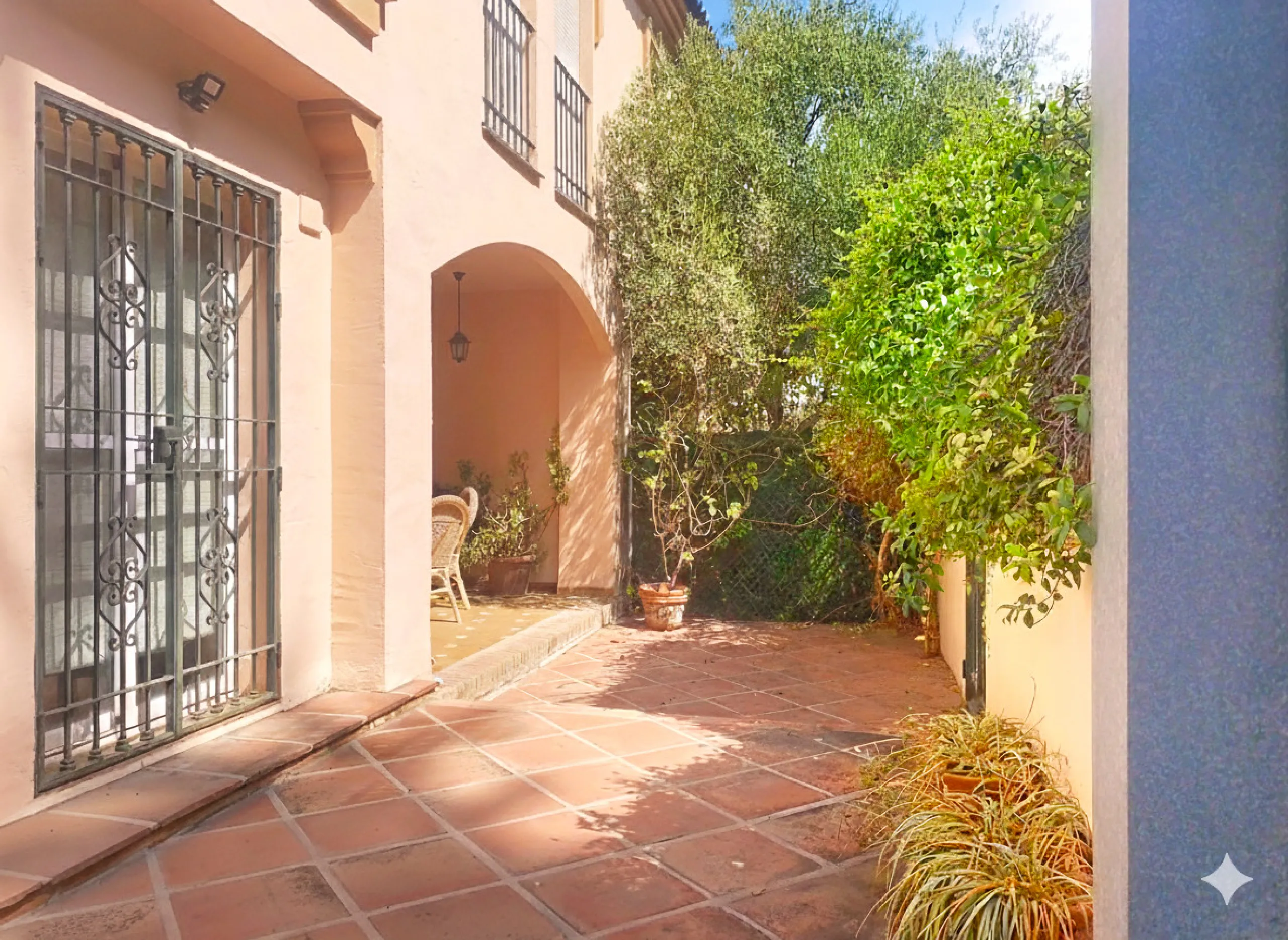 House - Semi-Detached House в продаже в Marbella, Málaga. В доме 4 спален и 4 ванных комнат. Площадь дома 254 м². Площадь участка 246 м²