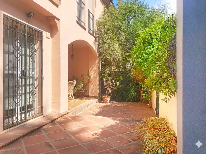 This semi-detached property is located in Guadalmina Alta, in a privileged frontline golf location and just minutes from all essential services in both San Pedro de Alcántara and Marbella and Puerto Banús. With a built area of 254.27 m² on a 246.33 m² plo