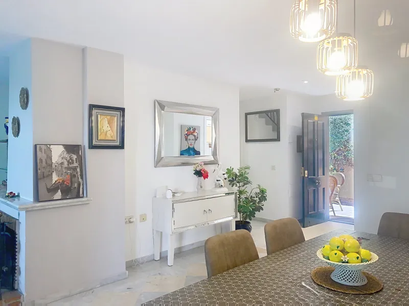 House - Semi-Detached House в продаже в Marbella, Málaga. В доме 4 спален и 4 ванных комнат. Площадь дома 254 м². Площадь участка 246 м²