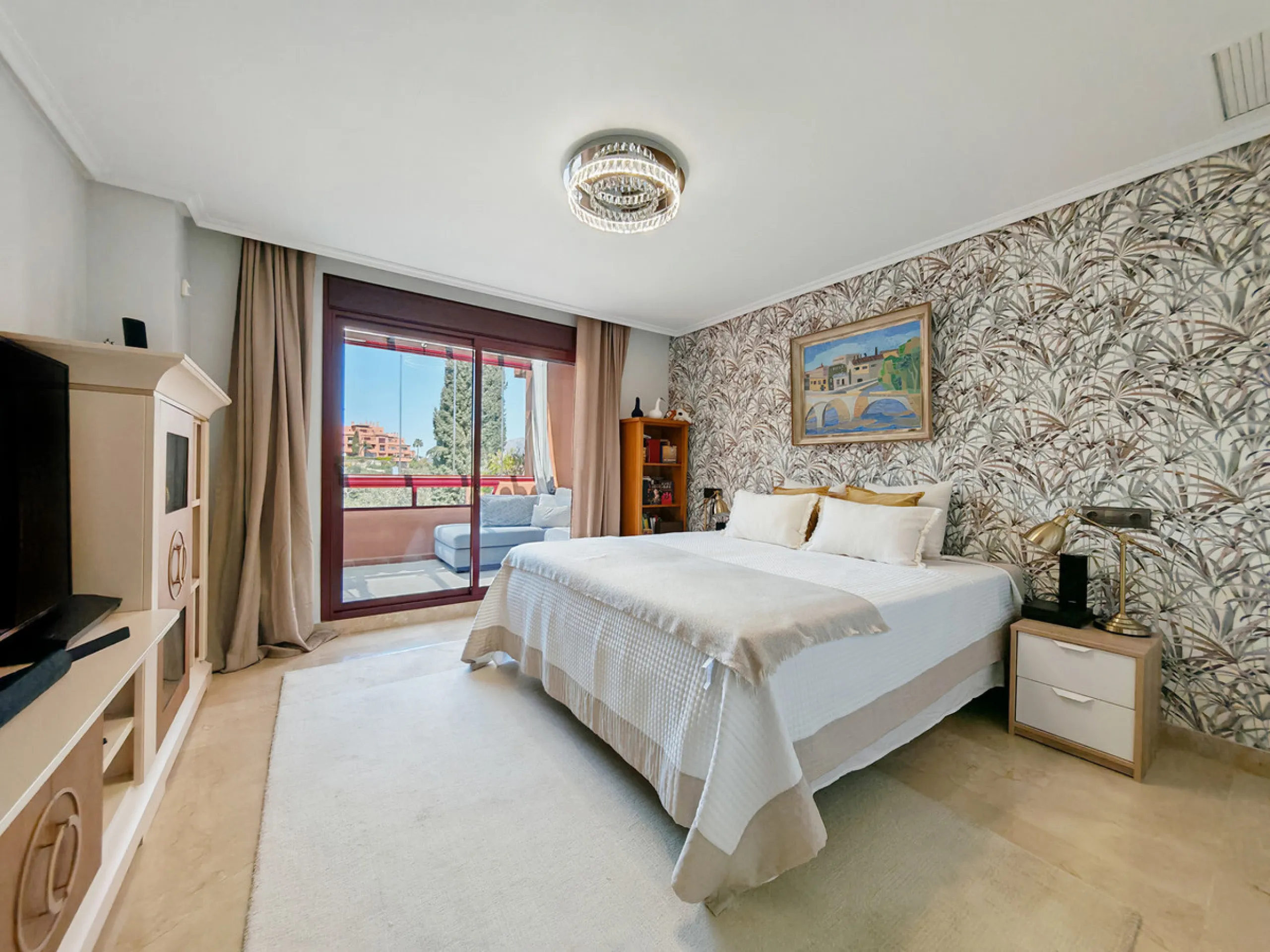 Apartment - Duplex в продаже в Marbella, Málaga. В доме 3 спален и 3 ванных комнат. Площадь дома 270 м²