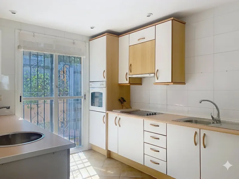 House - Semi-Detached House в продаже в Marbella, Málaga. В доме 4 спален и 4 ванных комнат. Площадь дома 254 м². Площадь участка 246 м²