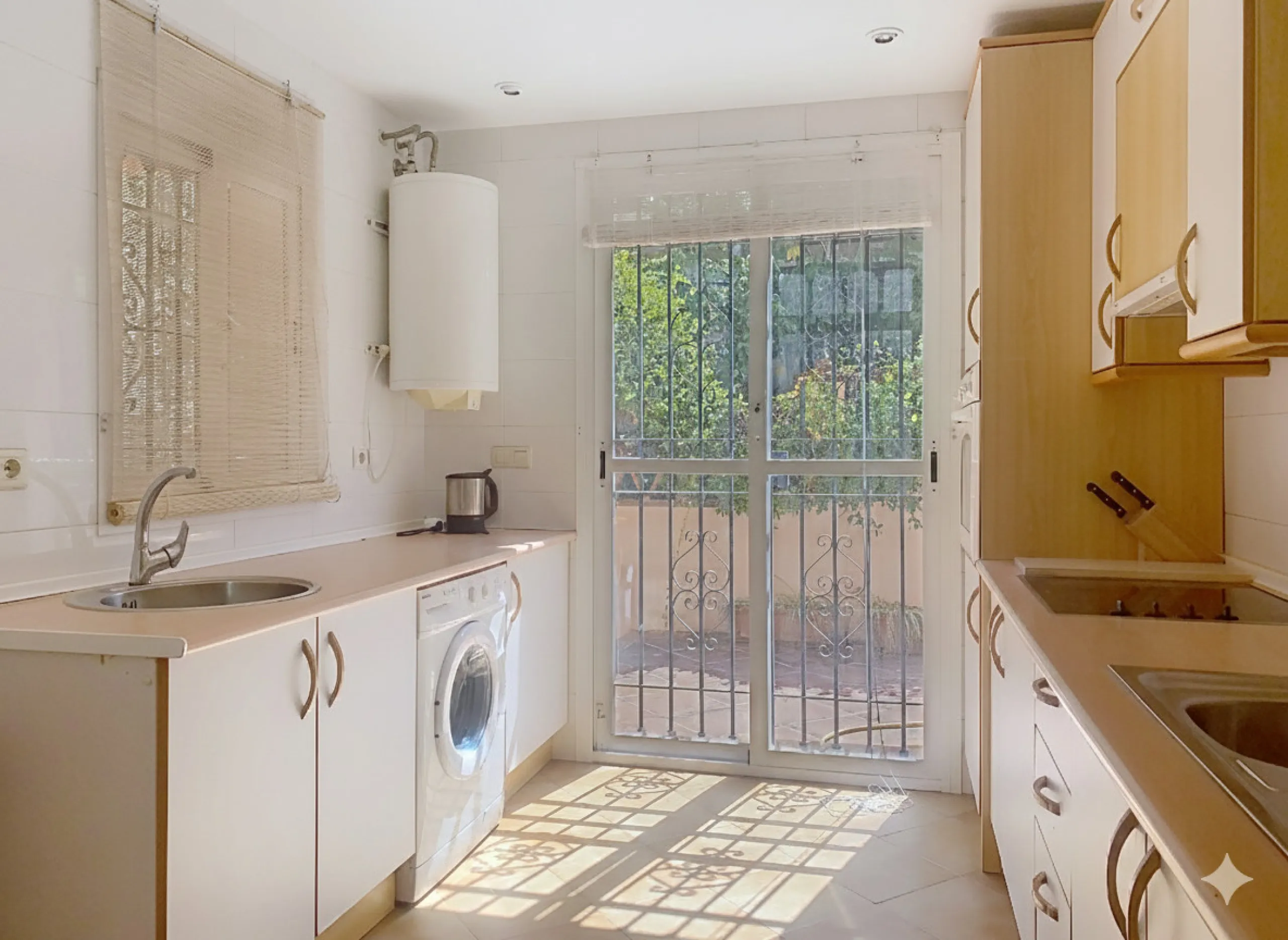 House - Semi-Detached House в продаже в Marbella, Málaga. В доме 4 спален и 4 ванных комнат. Площадь дома 254 м². Площадь участка 246 м²