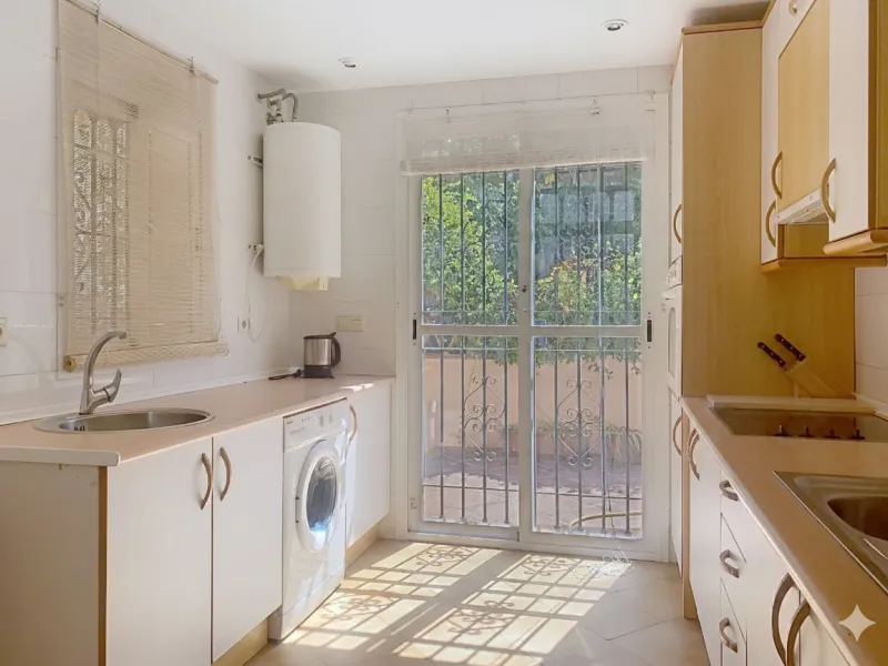 House - Semi-Detached House в продаже в Marbella, Málaga. В доме 4 спален и 4 ванных комнат. Площадь дома 254 м². Площадь участка 246 м²