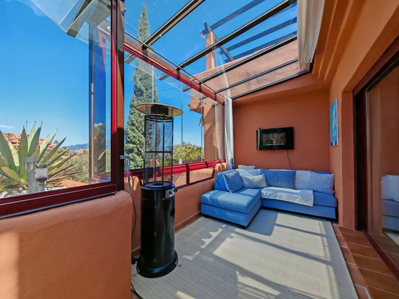 Apartment - Duplex в продаже в Marbella, Málaga. В доме 3 спален и 3 ванных комнат. Площадь дома 270 м²