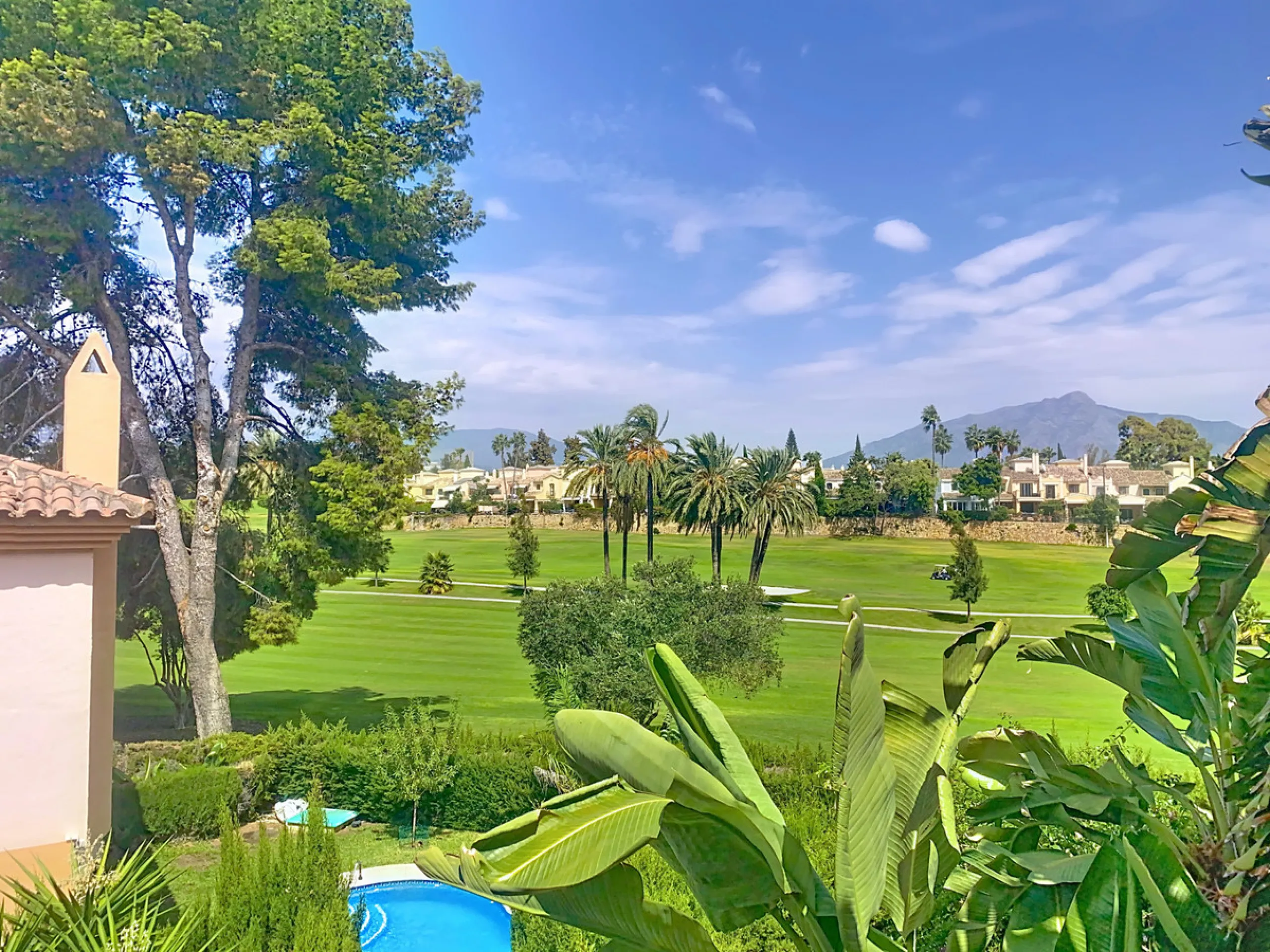 House - Semi-Detached House в продаже в Marbella, Málaga. В доме 4 спален и 4 ванных комнат. Площадь дома 254 м². Площадь участка 246 м²