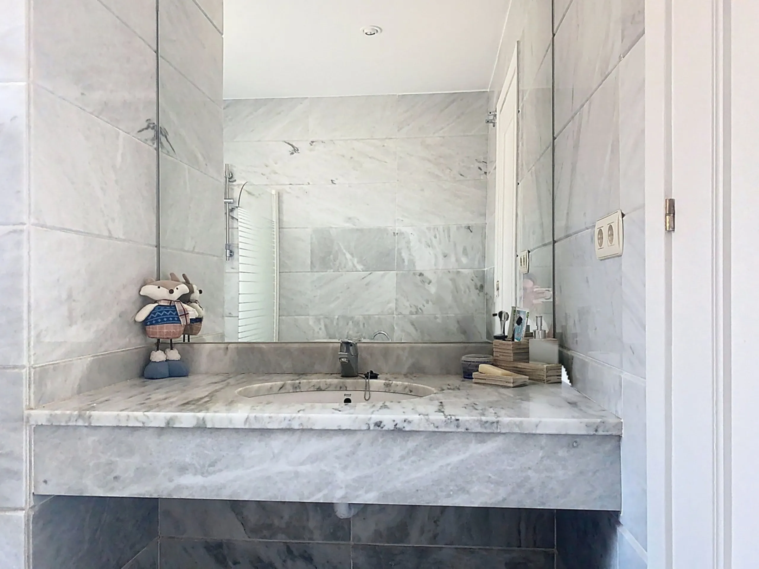 House - Semi-Detached House в продаже в Marbella, Málaga. В доме 4 спален и 4 ванных комнат. Площадь дома 254 м². Площадь участка 246 м²