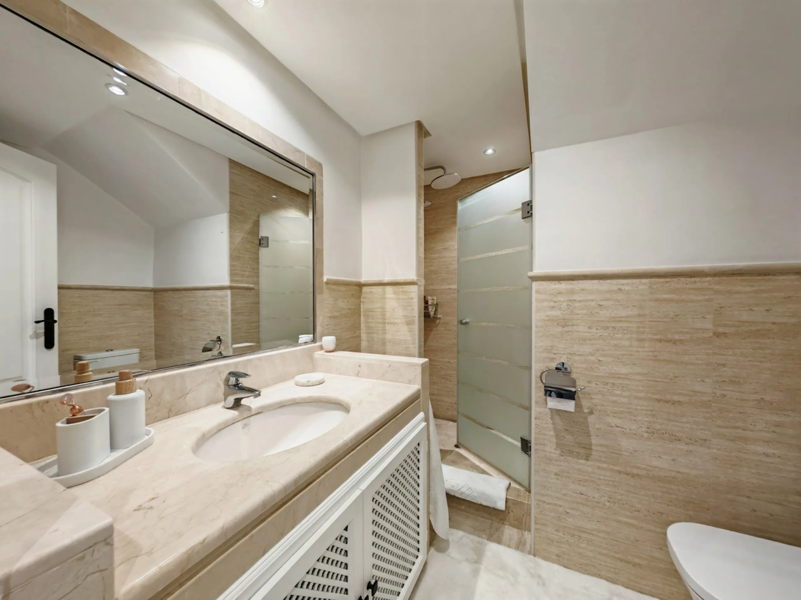 Apartment - Duplex в продаже в Marbella, Málaga. В доме 3 спален и 3 ванных комнат. Площадь дома 270 м²
